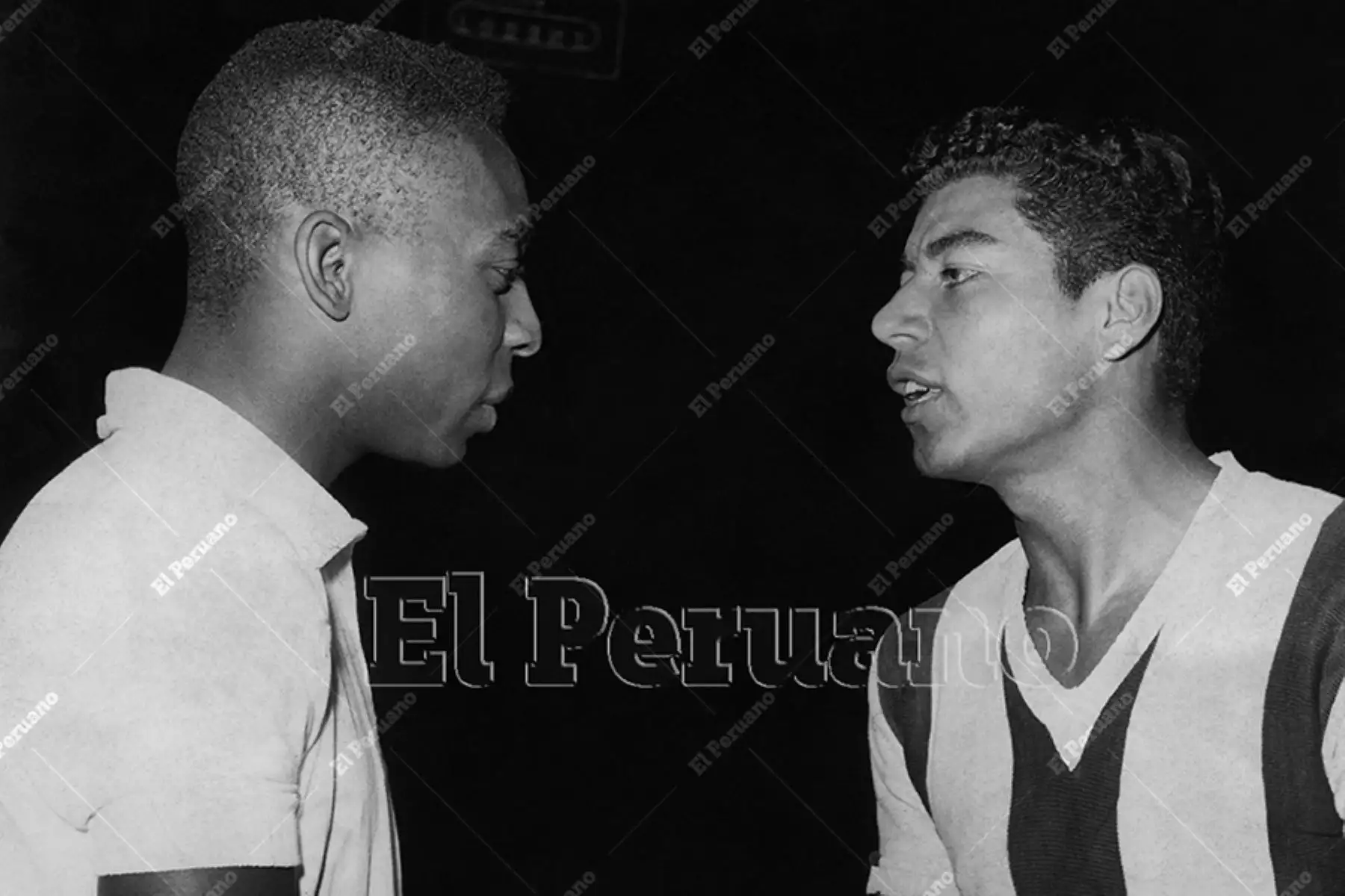 Lima - 24 febrero 1960 / El partido entre el Santos y Alianza Lima marcó la despedida de Víctor "Conejo" Benitez que se fue a Argentina para enrolarse en el Boca Juniors. El equipo brasileño vino capitaneado por el gran Pelé. Foto: Archivo Histórico de EL PERUANO