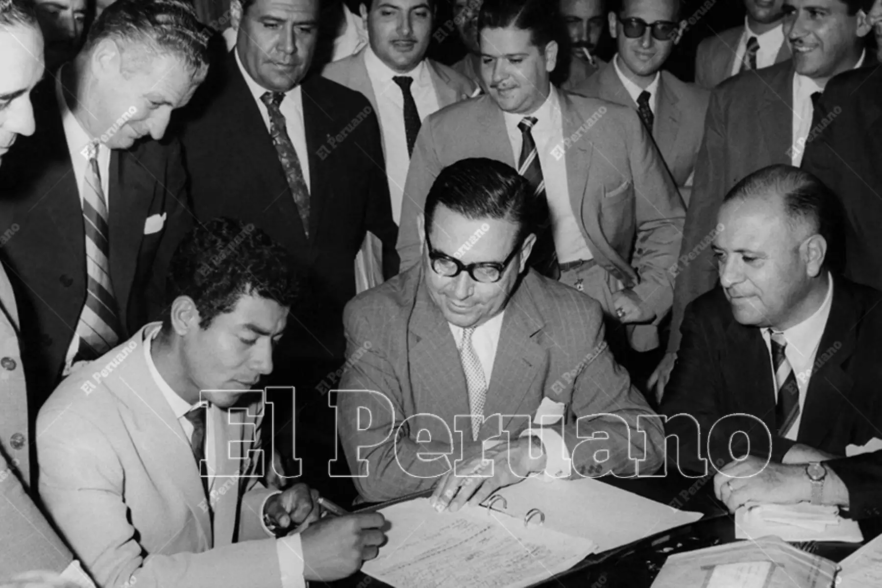 Buenos Aires - 3 marzo 1960 / Preciso instante en que Víctor "Conejo" Benítez firma su pase al Boca Juniors en presencia de presidente del club,  Alberto J. Armando, y del periodista de La Crónica, Santiago Ferrando. Foto: Archivo Histórico deEl Peruano