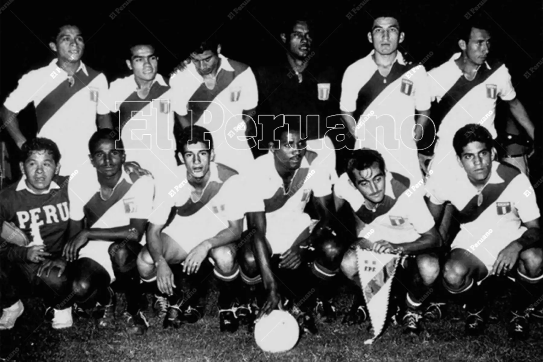 La selección peruana de fútbol que participó en el Campeonato Sudamericano de Buenos Aires 1959 en el que destacaron Víctor "Conejo" Benítez, Miguel Loayza y Alberto "Toto" Terry. Foto: Archivo Histórico de El Peruano