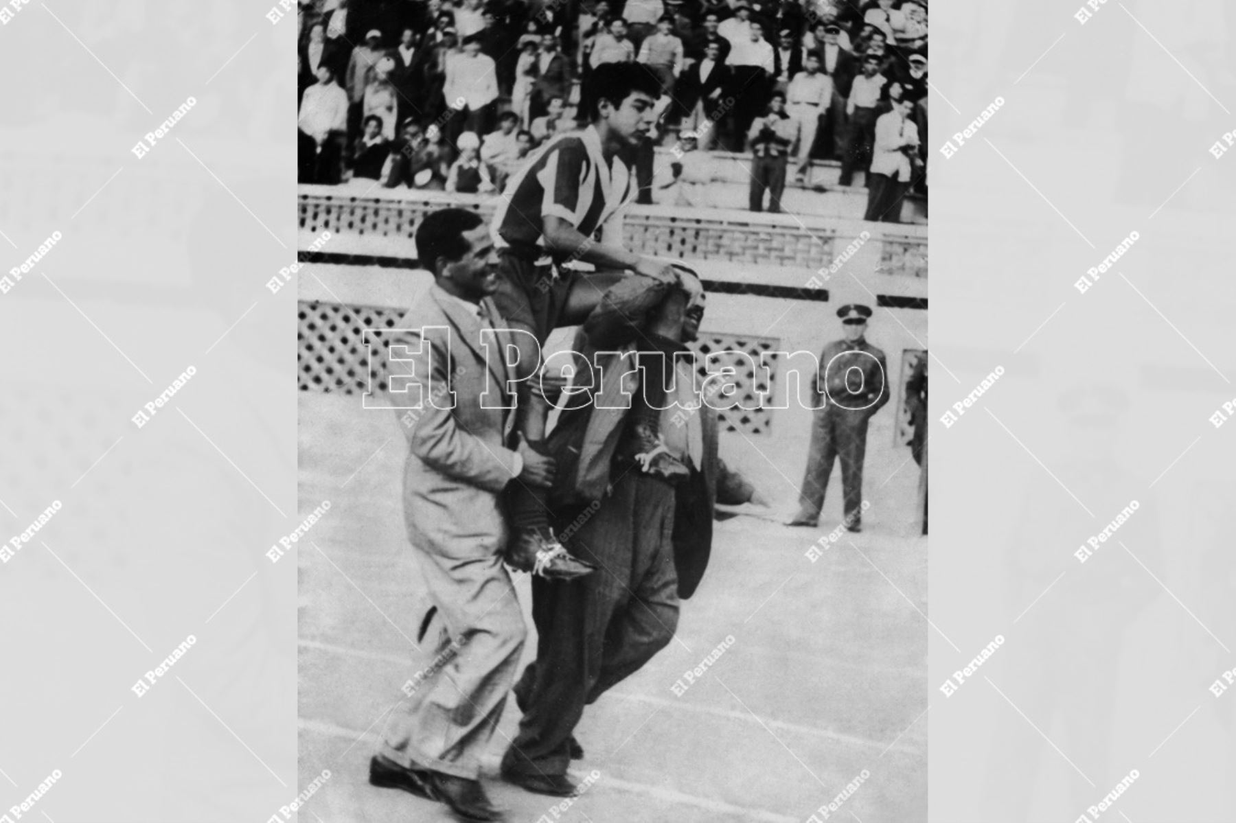 Lima - 1954 / El defensa Víctor Benítez es llevado en hombres luego de una gran actuación con Alianza Lima en el Estadio Nacional. Foto: Archivo Histórico de EL PERUANO