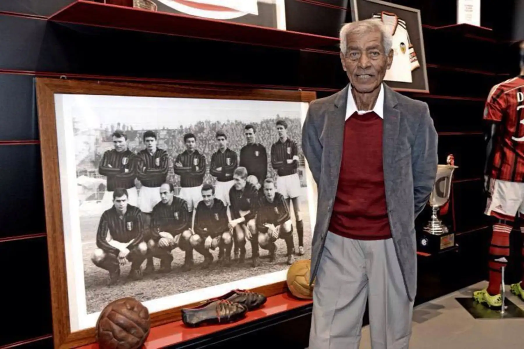 Milan - 2016 / Víctor Benítez en la sede del AC Milan. El futbolista peruano, campeón de la Champions League en 1963 con el club rossonero, recibió un homenaje. Foto: Difusión