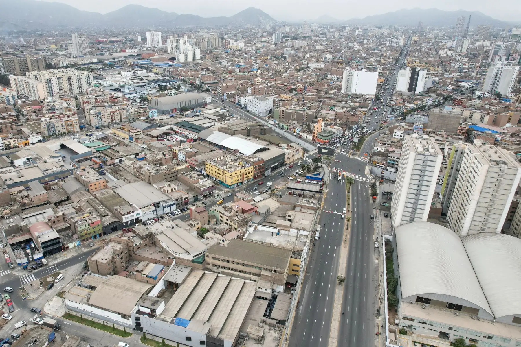 Hoy lunes 11 de julio inició el plan de desvíos en la avenida Venezuela para dar paso a las obras de la Estación 10 Tingo María de la Línea 2 del Metro de Lima y Callao, informó la Autoridad de Transporte Urbano (ATU).
Foto: ANDINA/Renato Pajuelo