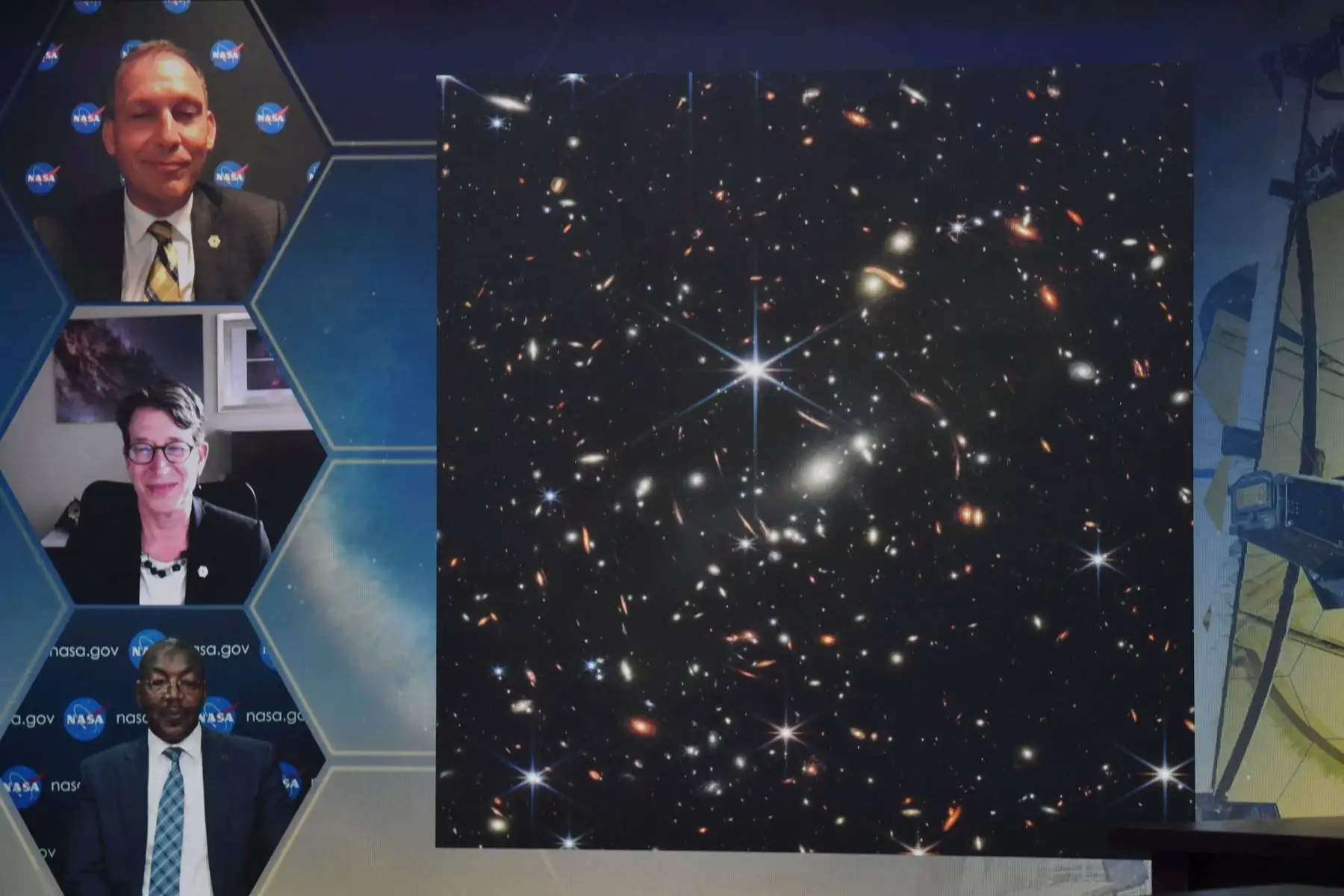 Esta primera imagen del telescopio espacial James Webb de la NASA está en la pantalla mientras el presidente de EE. UU., Joe Biden, muestra una vista previa de las primeras imágenes infrarrojas durante una sesión informativa de funcionarios de la Administración Nacional de Aeronáutica y del Espacio (NASA) .
Foto: AFP