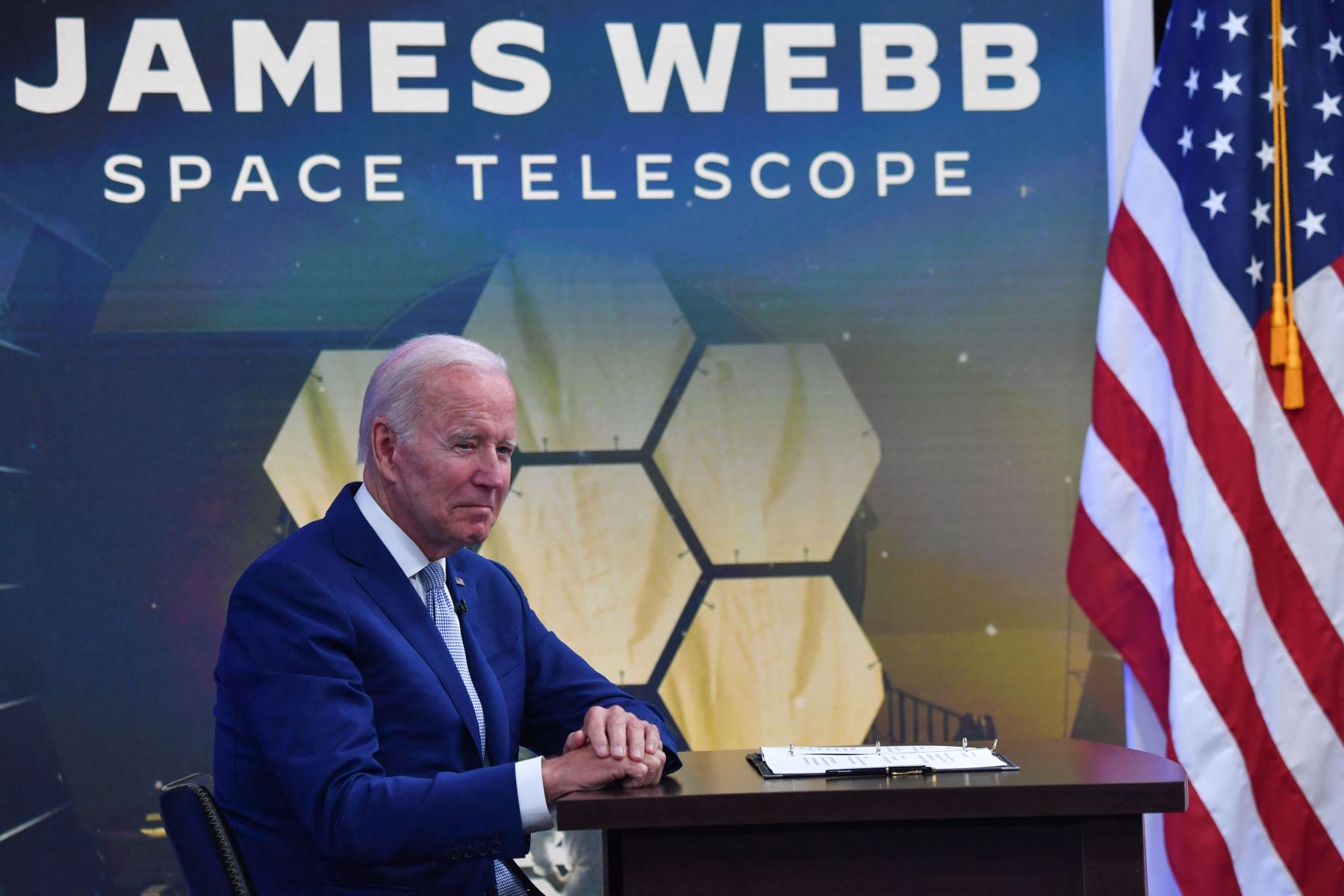 El presidente de EE. UU., Joe Biden, asiste a una sesión informativa en la que presentará una vista previa de las primeras imágenes infrarrojas del telescopio espacial James Webb (JWST) durante una sesión informativa de funcionarios de la Administración Nacional de Aeronáutica y del Espacio (NASA).
Foto: AFP