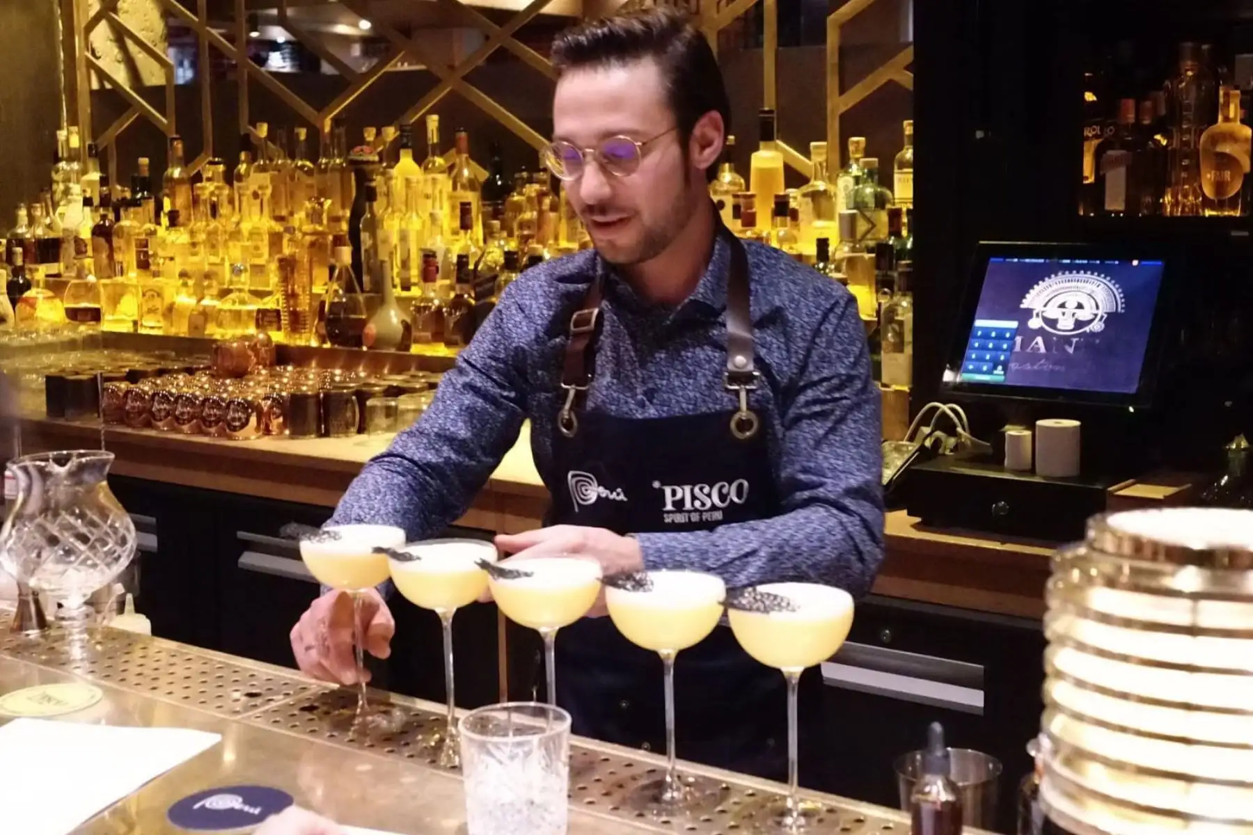 La Oficina Comercial de PROMPERÚ en París organizó la Pisco Week France. En la foto, el  Bartender Leonardo Zanini, del Hotel Bvlgari de París, primer puesto del "Pisco Championnat".
Foto: Oficina Comercial de Promperú en París