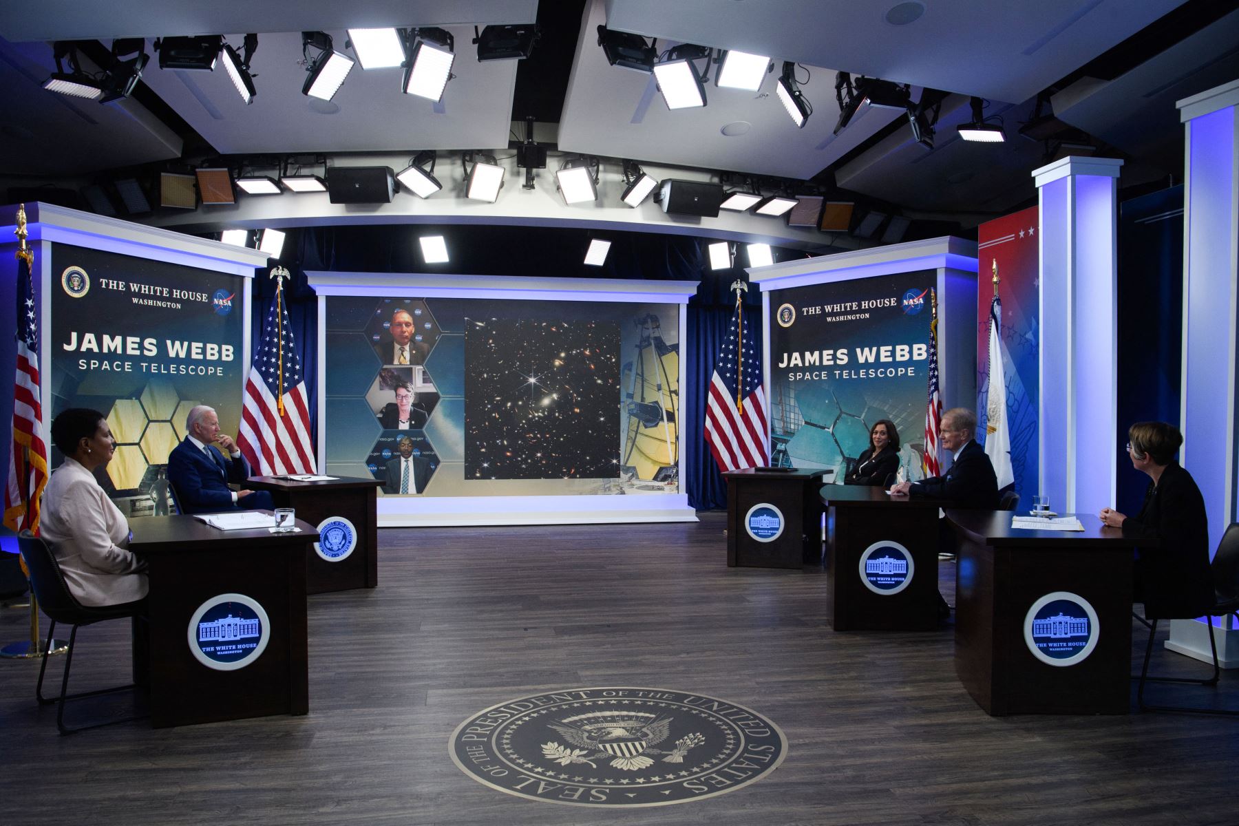 El presidente de EE. UU. Joe Biden y la vicepresidenta de EE. UU. Kamala Harris  obtienen una vista previa de la primera imagen infrarroja del Telescopio Espacial James Webb (JWST) durante una sesión informativa de funcionarios de la Administración Nacional de Aeronáutica y del Espacio (NASA).
Foto: AFP