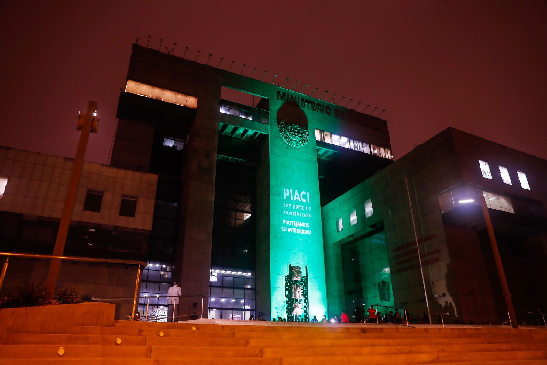 El color verde esperanza, que ilumina la fachada del Ministerio de Cultura, representa los bosques, la Amazonía. Es un símbolo para manifestar, reafirmar y concientizar sobre la existencia de los PIACI. Foto: ANDINA/Renato Pajuelo