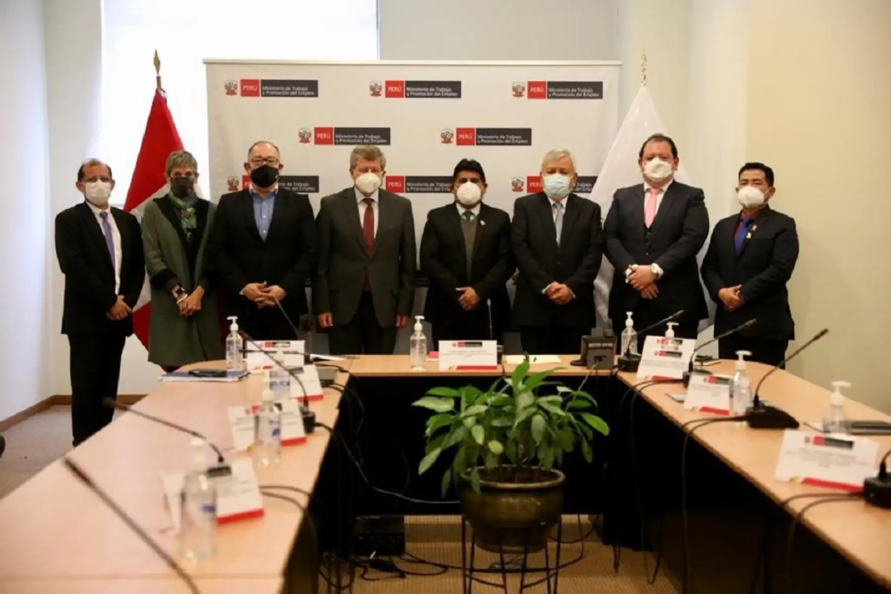 Ministro de Trabajo y Promoción del Empleo, Juan Lira Loayza, se reunió con representantes de la Organización Internacional del Trabajo (OIT). Foto: Cortesía.