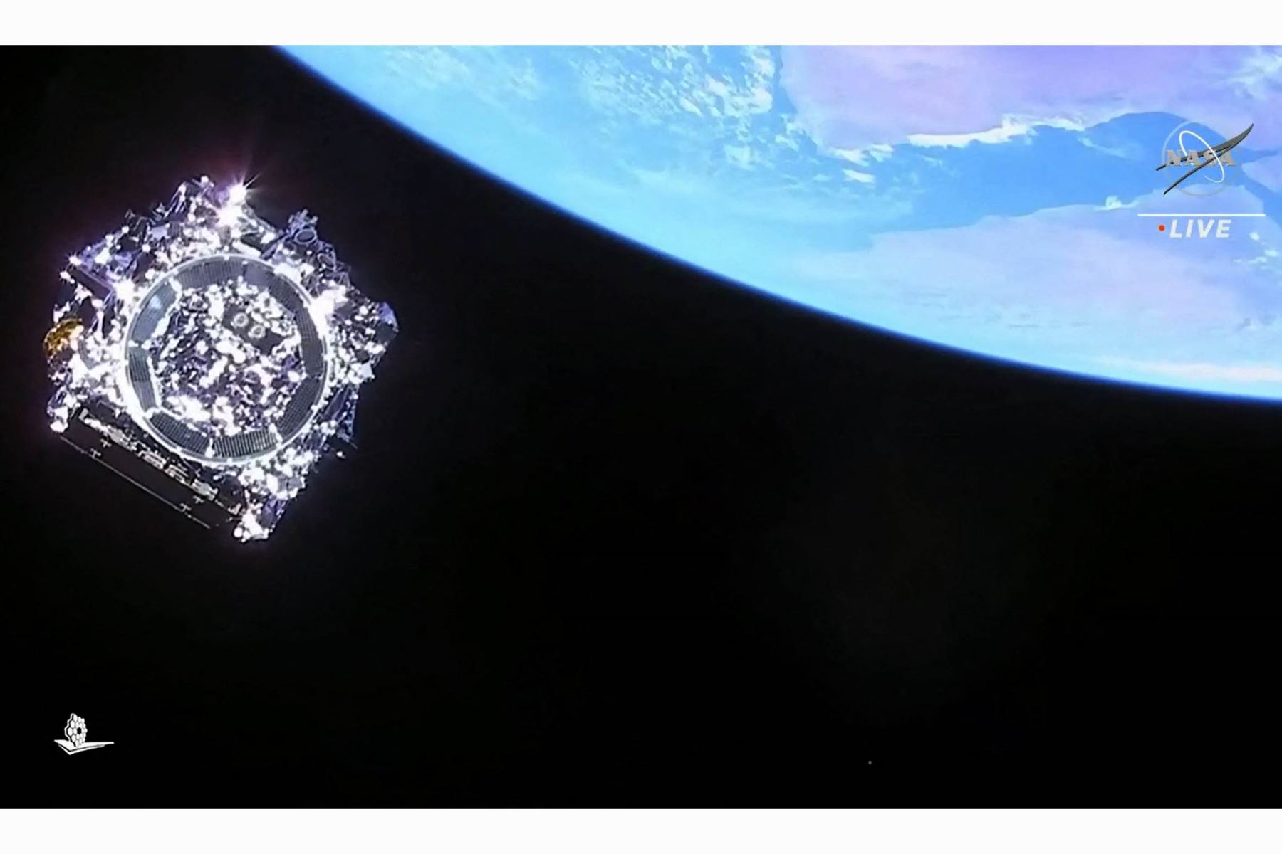 Imagen fija de una transmisión de televisión de la NASA, el Telescopio Espacial James Webb se separa del cohete Ariane 5 de Arianespace después de su lanzamiento desde el Puerto Espacial Europeo, el Centro Espacial de Guayana en Kourou, Guayana Francesa. Foto: AFP
