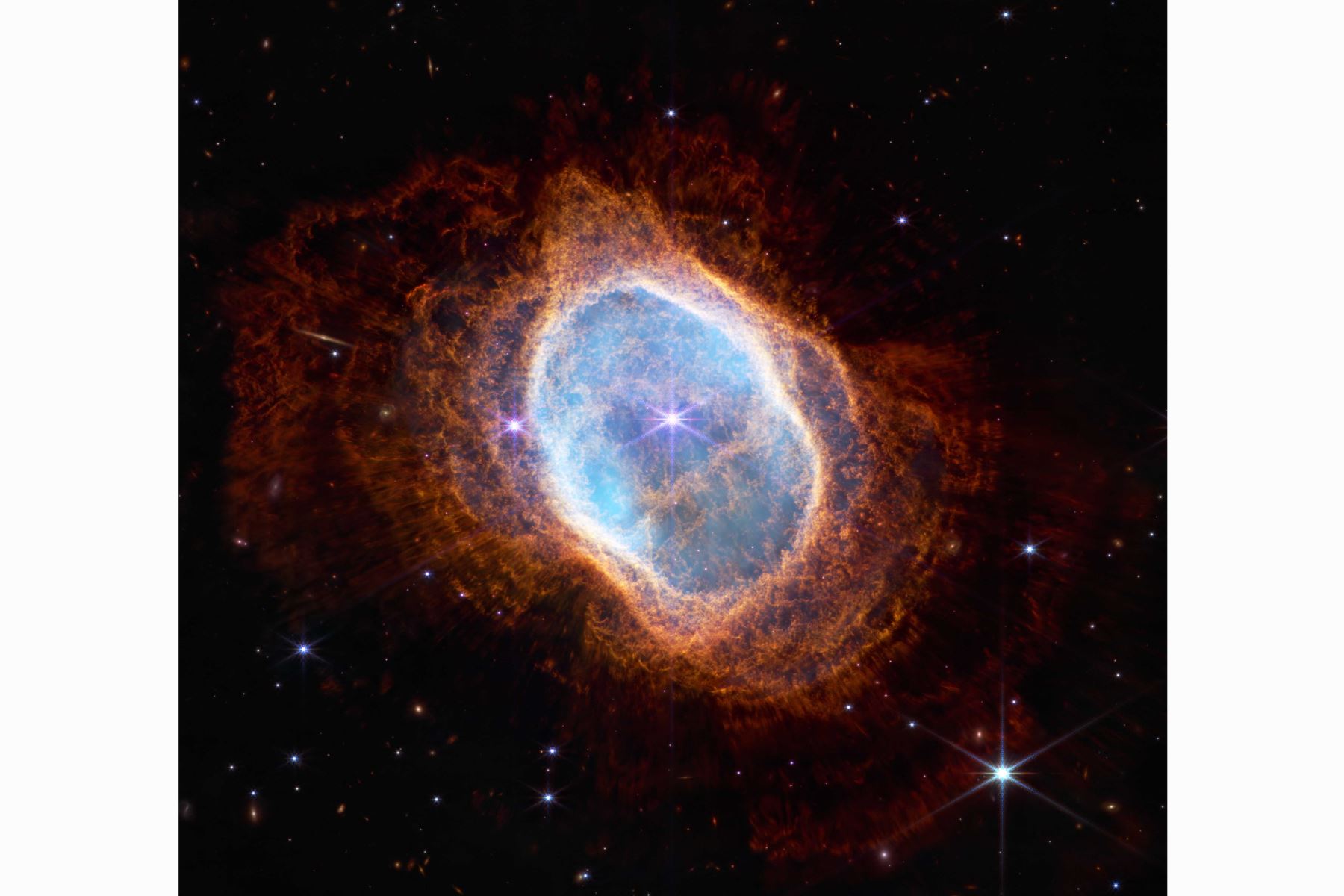 Esta imagen publicada por la NASA, muestra la estrella brillante en el centro de NGC 3132, aunque prominente cuando se ve con el Telescopio Espacial James Webb en luz infrarroja cercana, juega un papel secundario en la escultura de la nebulosa circundante. Foto: AFP
