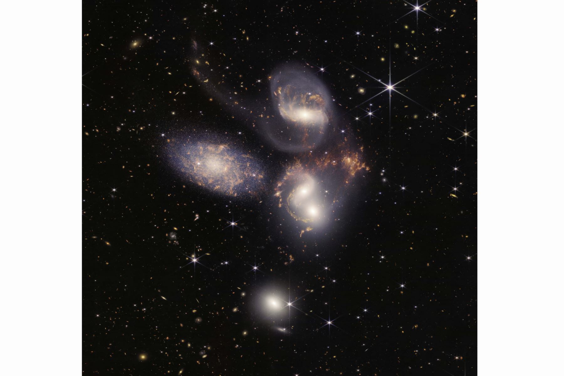 Esta imagen publicada por la NASA muestra el Quinteto de Stephan capturado por el Telescopio Espacial James Webb, una agrupación visual de cinco galaxias, bajo una nueva luz. Este enorme mosaico es la imagen más grande del JWST hasta la fecha y cubre aproximadamente una quinta parte del diámetro de la Luna. Contiene más de 150 millones de píxeles y está construido a partir de casi 1000 archivos de imagen independientes. Foto: AFP