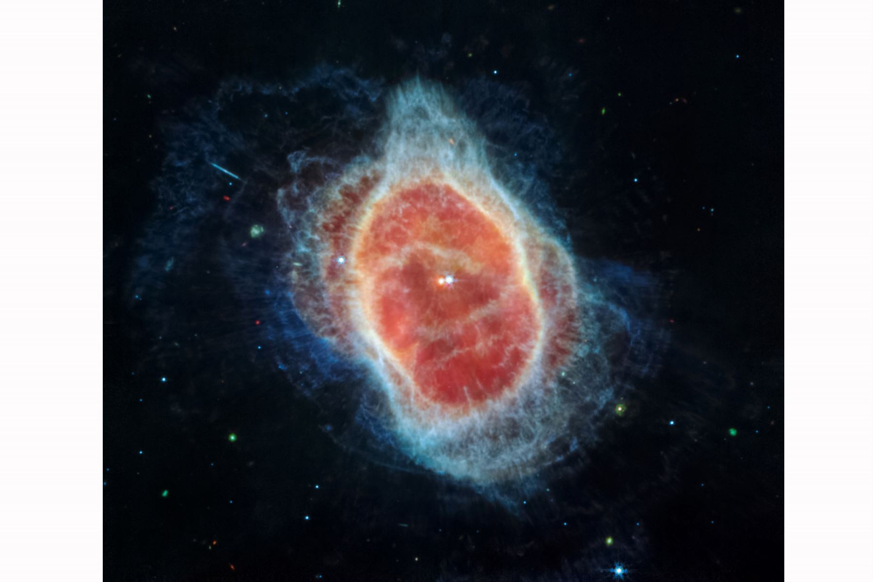 Esta imagen publicada por la NASA, revela la capa de polvo alrededor de la segunda estrella, que se muestra a la izquierda en rojo, en el centro de la Nebulosa del Anillo Sur por primera vez. Foto: AFP