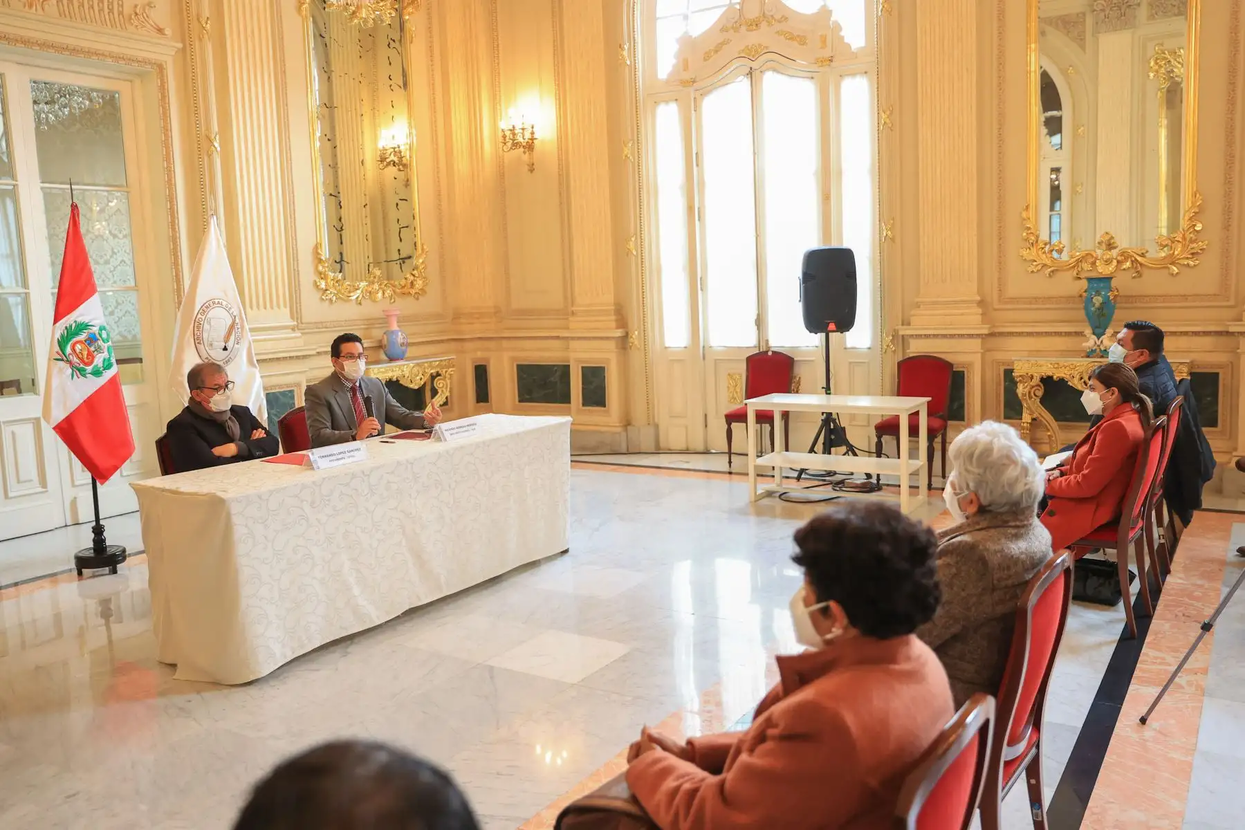 El licenciado Fernando López Sánchez, presidente del Comité Peruano Memoria del Mundo y el Doctor Ricardo Moreau Heredia jefe institucional del Archivo General de la Nación suscribibieron el día de hoy un convenio con el objetivo de “Contribuir a la preservación del Patrimonio Documental del Perú, mejorando las posibilidades de su acceso, y creando una mayor conciencia de su existencia e importancia, tanto a nivel nacional e internacional. 
Foto: ANDINA/Andrés Valle