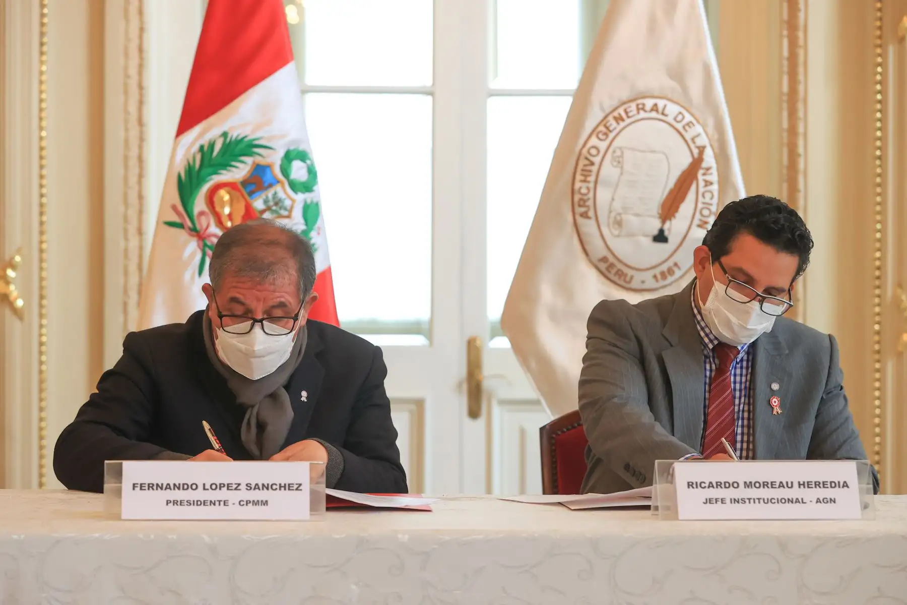 El licenciado Fernando López Sánchez, presidente del Comité Peruano Memoria del Mundo y el Doctor Ricardo Moreau Heredia jefe institucional del Archivo General de la Nación suscribibieron el día de hoy un convenio con el objetivo de “Contribuir a la preservación del Patrimonio Documental del Perú, mejorando las posibilidades de su acceso, y creando una mayor conciencia de su existencia e importancia, tanto a nivel nacional e internacional. 
Foto: ANDINA/Andrés Valle