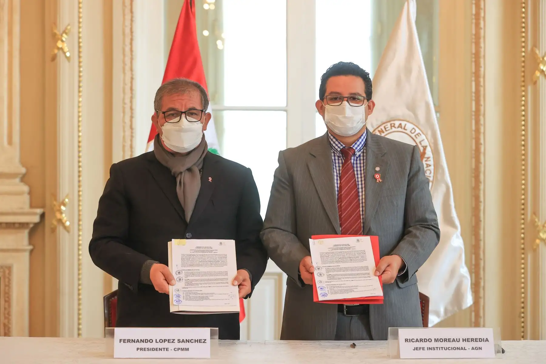 El licenciado Fernando López Sánchez, presidente del Comité Peruano Memoria del Mundo y el Doctor Ricardo Moreau Heredia jefe institucional del Archivo General de la Nación suscribibieron el día de hoy un convenio con el objetivo de “Contribuir a la preservación del Patrimonio Documental del Perú, mejorando las posibilidades de su acceso, y creando una mayor conciencia de su existencia e importancia, tanto a nivel nacional e internacional. 
Foto: ANDINA/Andrés Valle