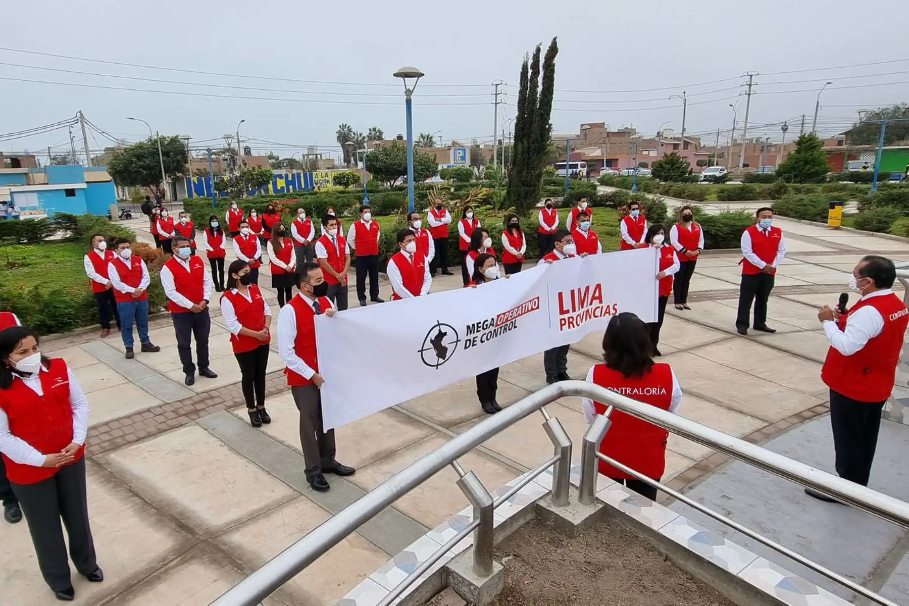 Desde la ciudad de Huacho, la Contraloría General inició hoy el despliegue del Megaoperativo de Control Lima Provincias, durante el cual se supervisará la ejecución de S/ 1917 millones de recursos del Estado, de los cuales el 97% (S/ 1868 millones) corresponde a inversión pública. 
Foto: Contraloría General