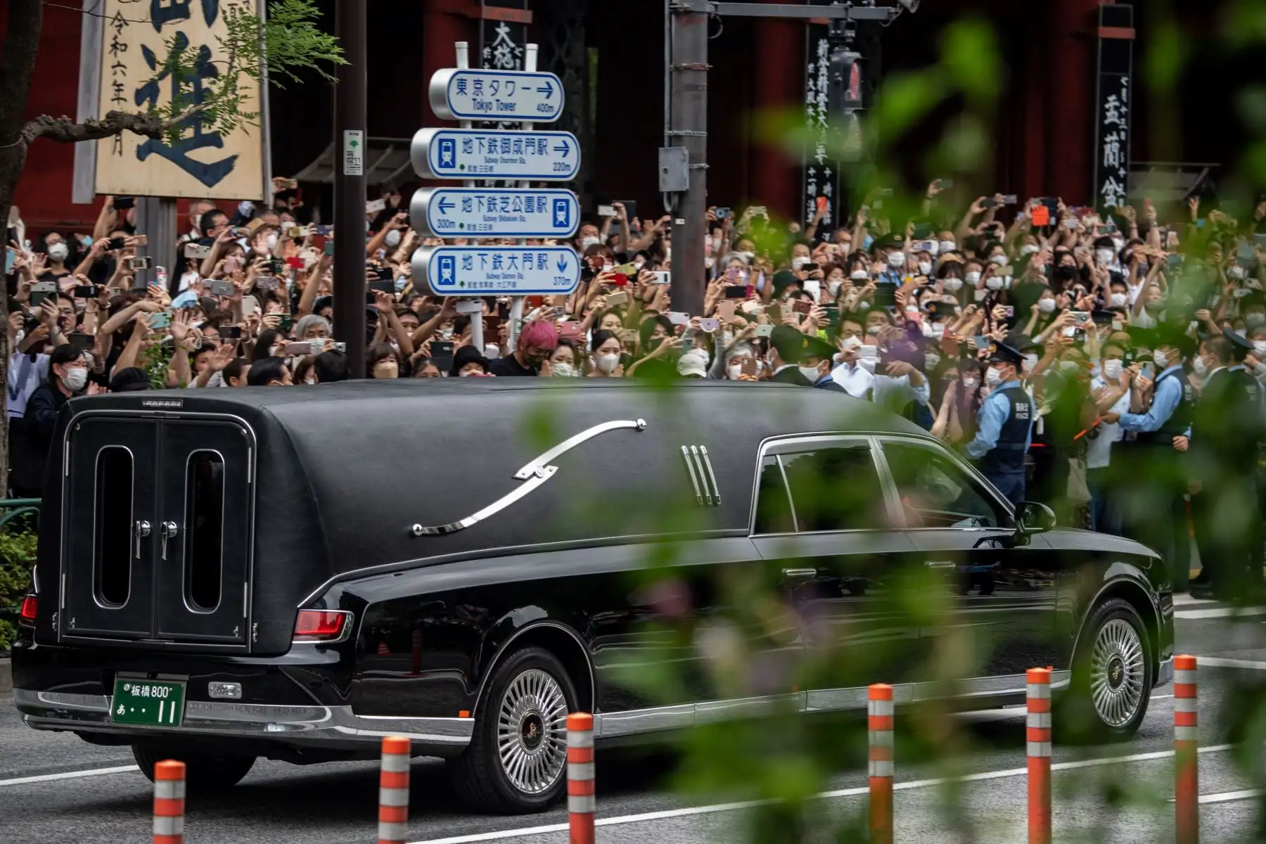 La gente ve el coche fúnebre que transporta el cuerpo del difunto ex primer ministro japonés Shinzo Abe cuando sale del Templo Zojoji en Tokio.
Foto: AFP