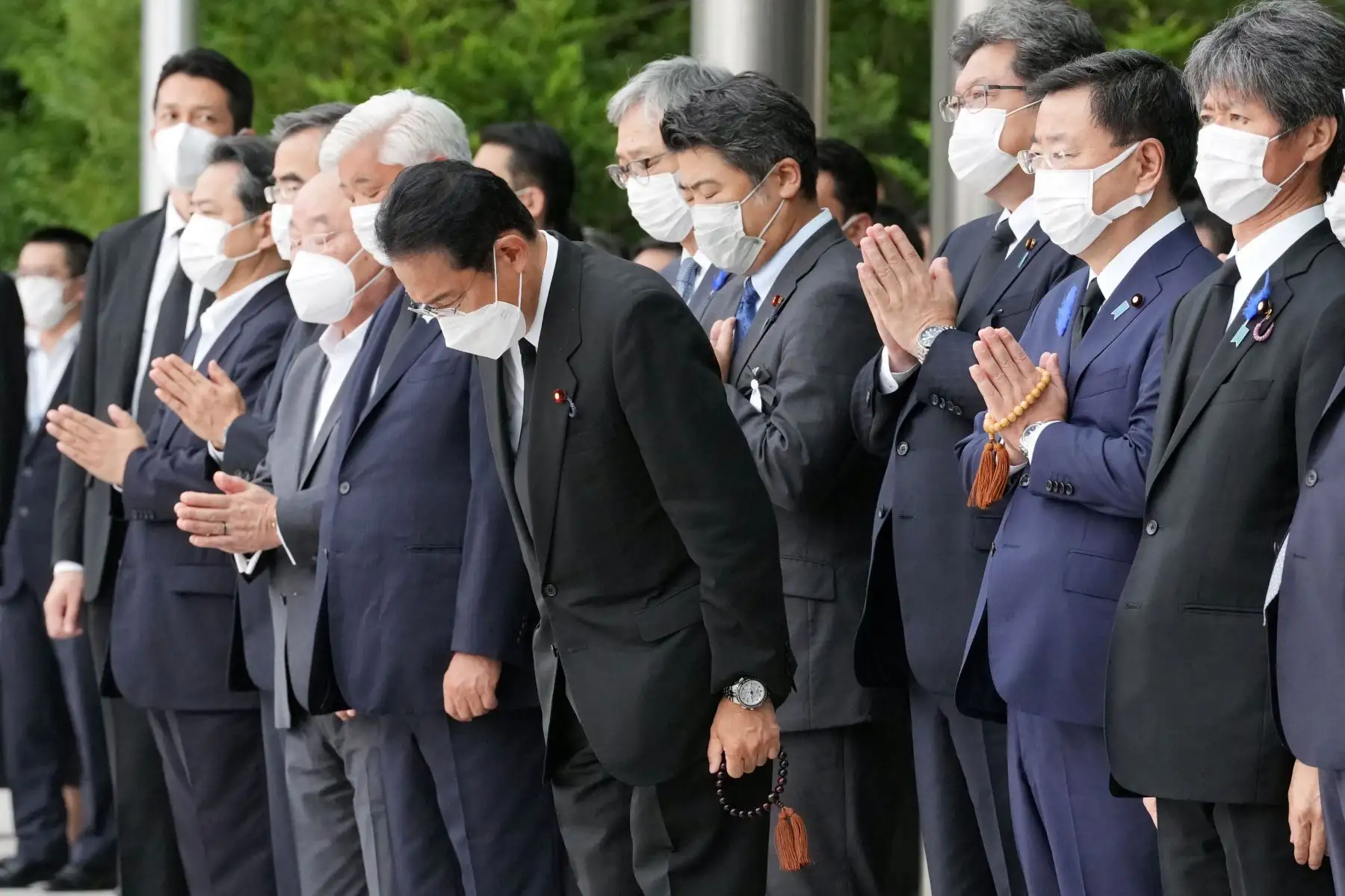 El primer ministro de Japón, Fumio Kishida, funcionarios y empleados ofrecen oraciones mientras un coche fúnebre que transporta el cuerpo del ex primer ministro Shinzo Abe hace una breve visita a la oficina del primer ministro después de la ceremonia fúnebre en Tokio .
Foto: AFP