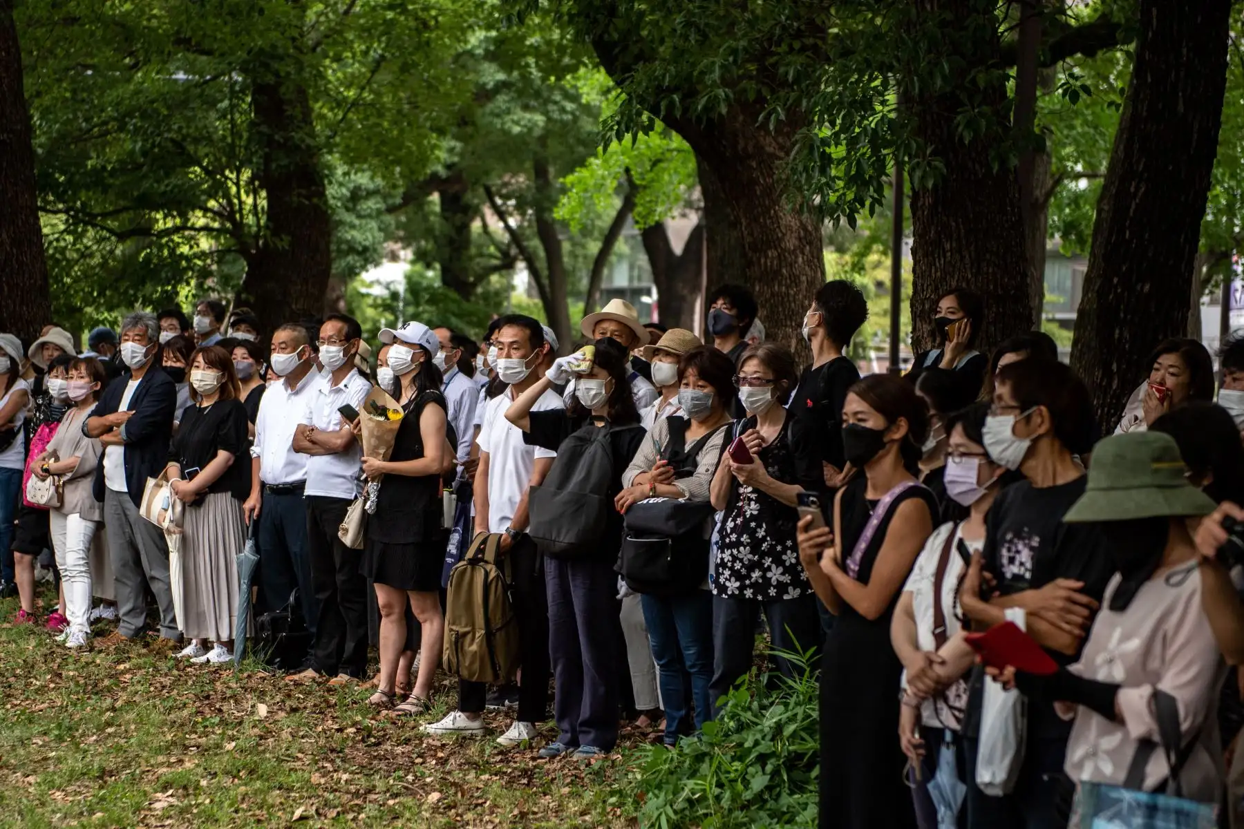 La gente se reúne para ver el coche fúnebre que transporta el cuerpo del difunto ex primer ministro japonés Shinzo Abe cuando sale del Templo Zojoji en Tokio.
Foto: AFP