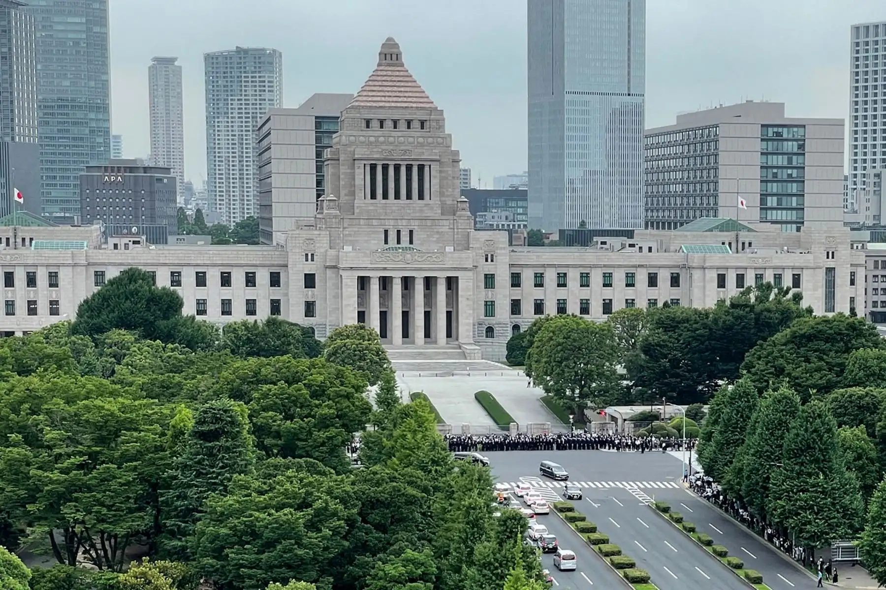 Un coche fúnebre que transporta el cuerpo del difunto ex primer ministro japonés Shinzo Abe pasa frente al Edificio Diet  en Tokio.
Foto: AFP