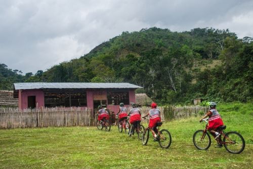 La bicicleta es uno de los transportes sustentables ideales, como lo utilizan estos escolares de zonas rurales de Perú.