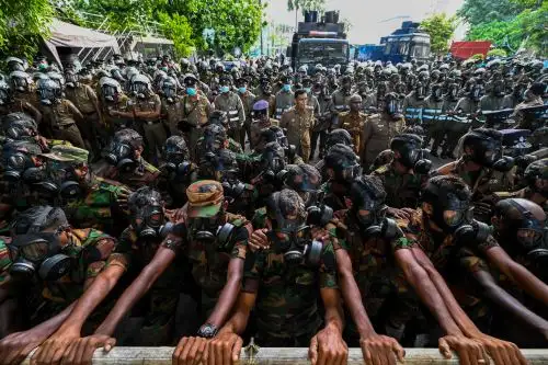 El fin de semana el presidente huyó de su residencia ante la presión de miles de manifestantes que finalmente entraron al complejo presidencial. Foto: AFP
