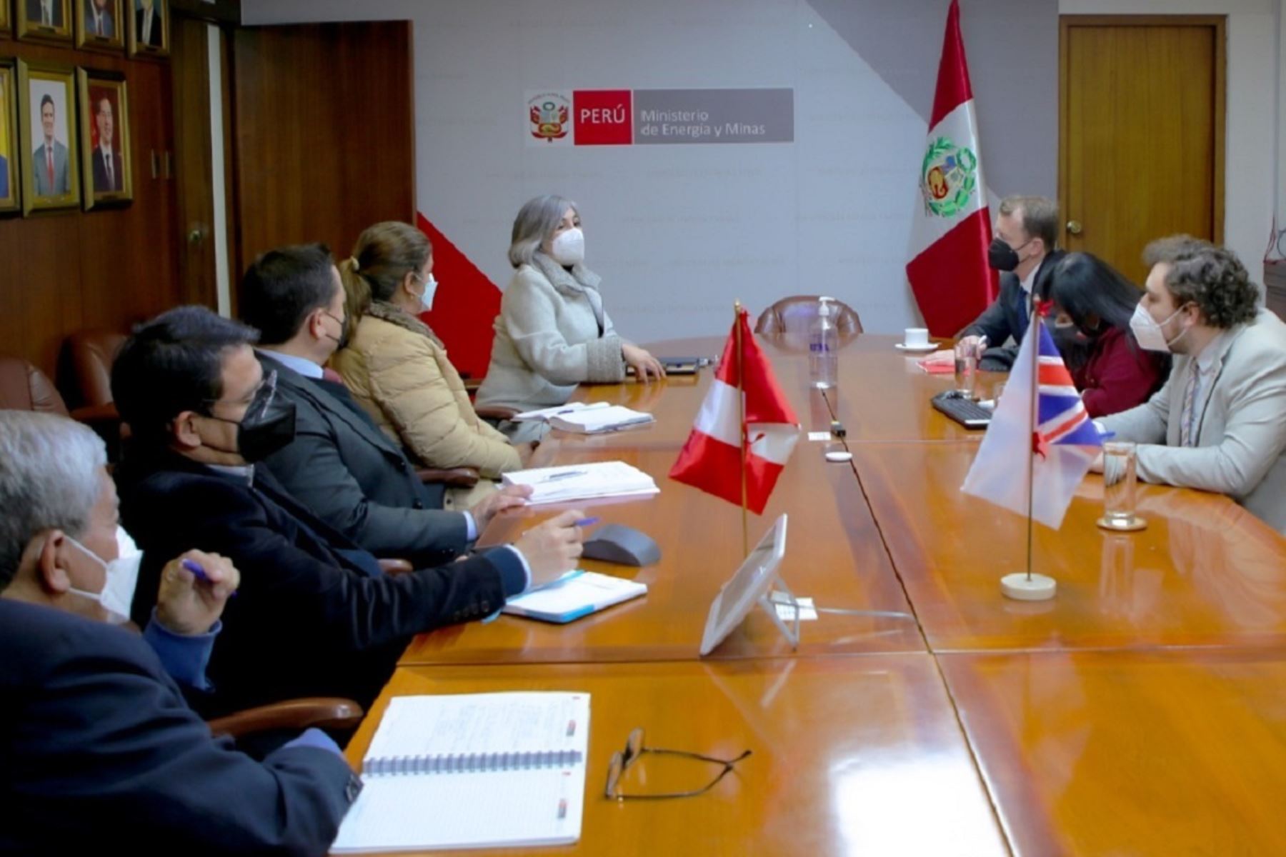 Ministra de Energía y Minas, Alessandra Herrera, se reunió con el embajador del Reino Unido en Perú, Gavin Cook, para abordar el desarrollo minero. Foto: cortesía.