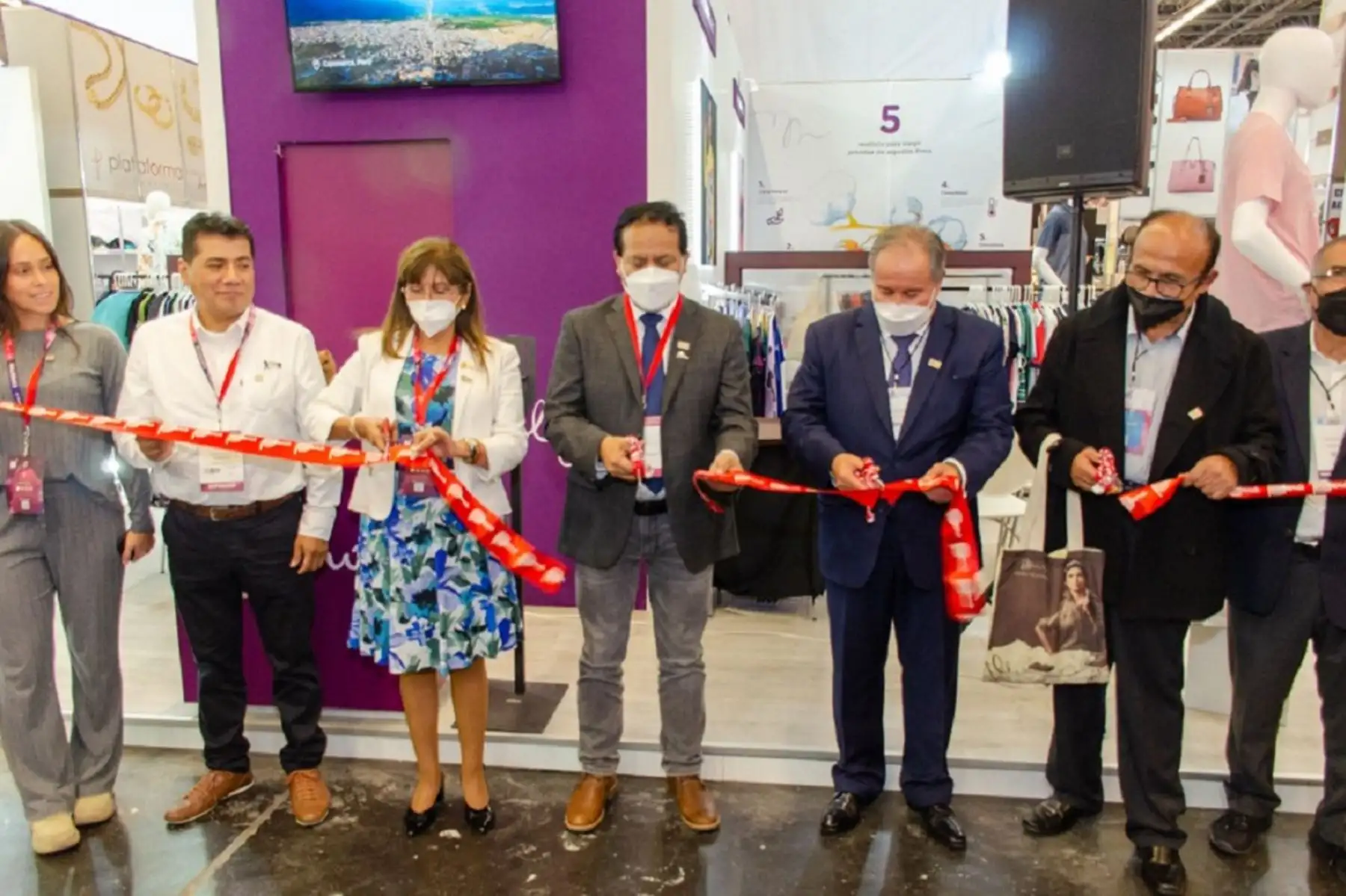 Ministro de Comercio Exterior y Turismo, Roberto Sánchez, inauguró el pabellón peruano de las empresas peruanas de confecciones que participan en la feria Intermoda 2022, en la ciudad de Guadalajara, México. Foto: Cortesía.