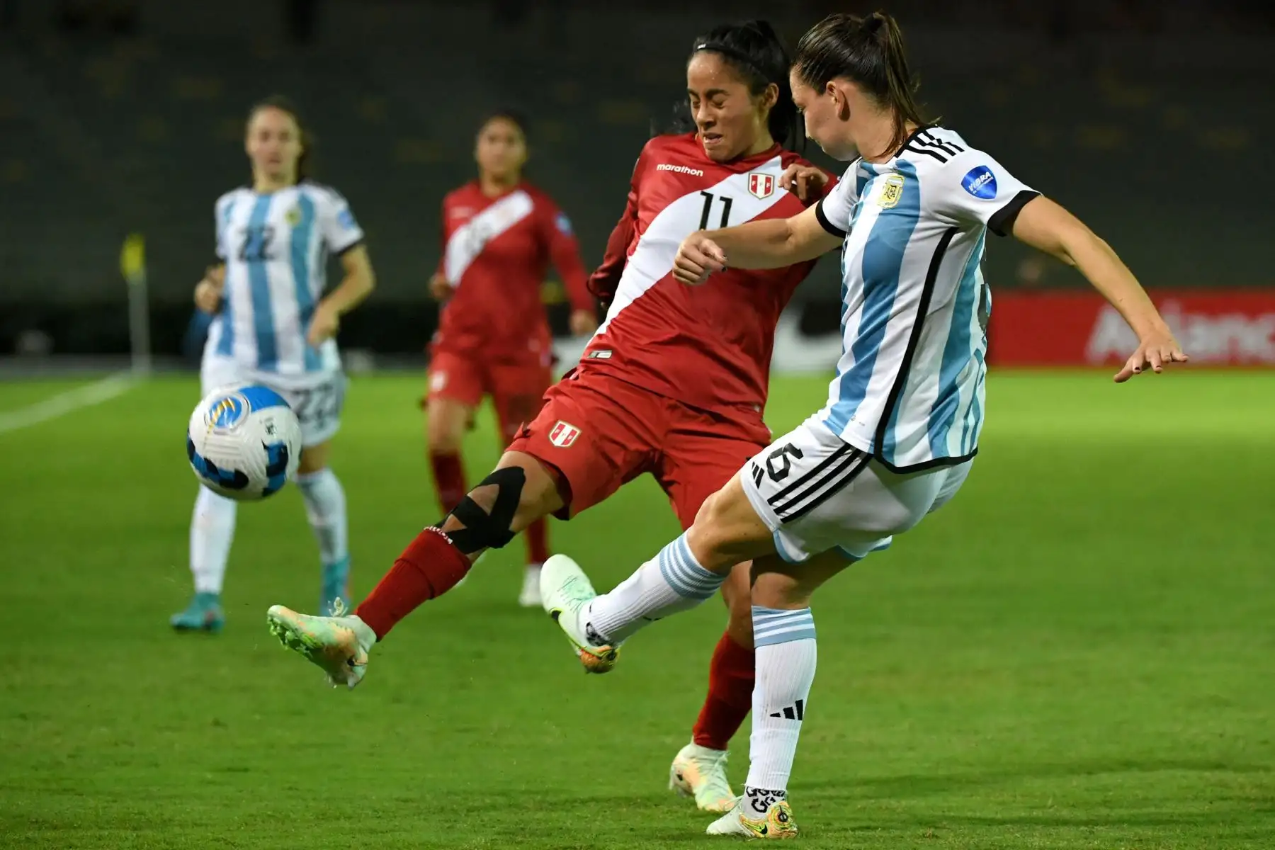 Aldana Cometti  de Argentina despeja el balón frente a Xioczana Canales de Perú durante un partido de fútbol de primera ronda de la Copa América Femenina 2022 en el Estadio Centenario en Armenia, Colombia.
Foto: AFP