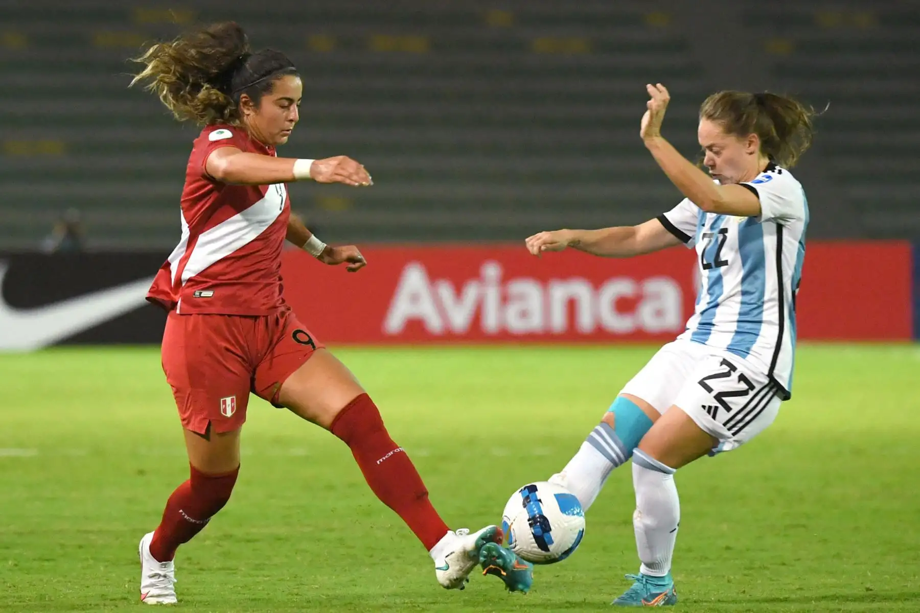 Alexandra Kimball de Perú y Estefania Banini de Argentina compiten por el balón durante un partido de fútbol de primera ronda de la Copa América Femenina 2022 en el Estadio Centenario en Armenia, Colombia.
Foto: AFP
