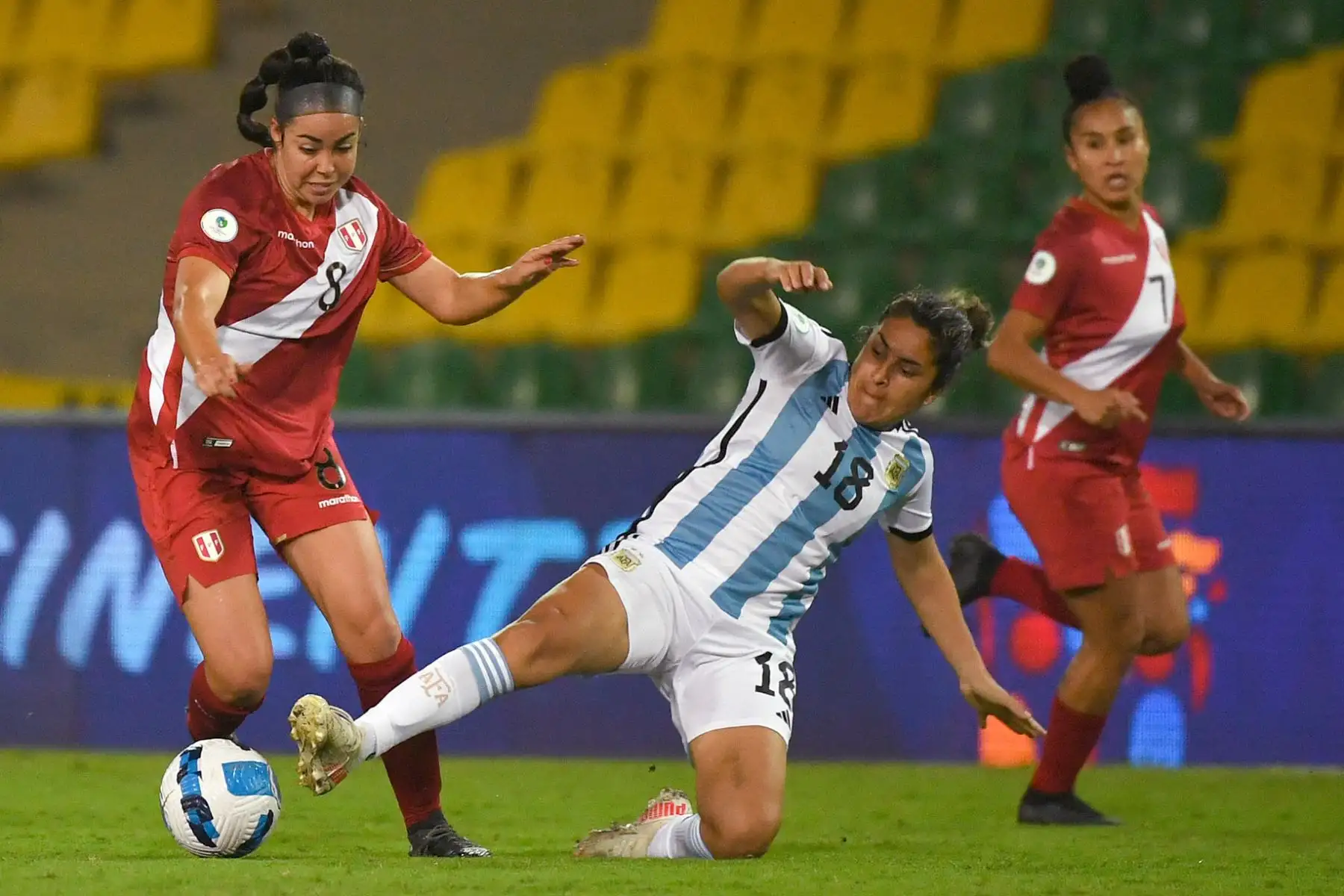 Ariana Muñoz de Perú y Gabriela Chávez de Argentina compiten por el balón durante un partido de fútbol de primera ronda de la Copa América Femenina 2022 en el Estadio Centenario en Armenia, Colombia.
Foto: AFP