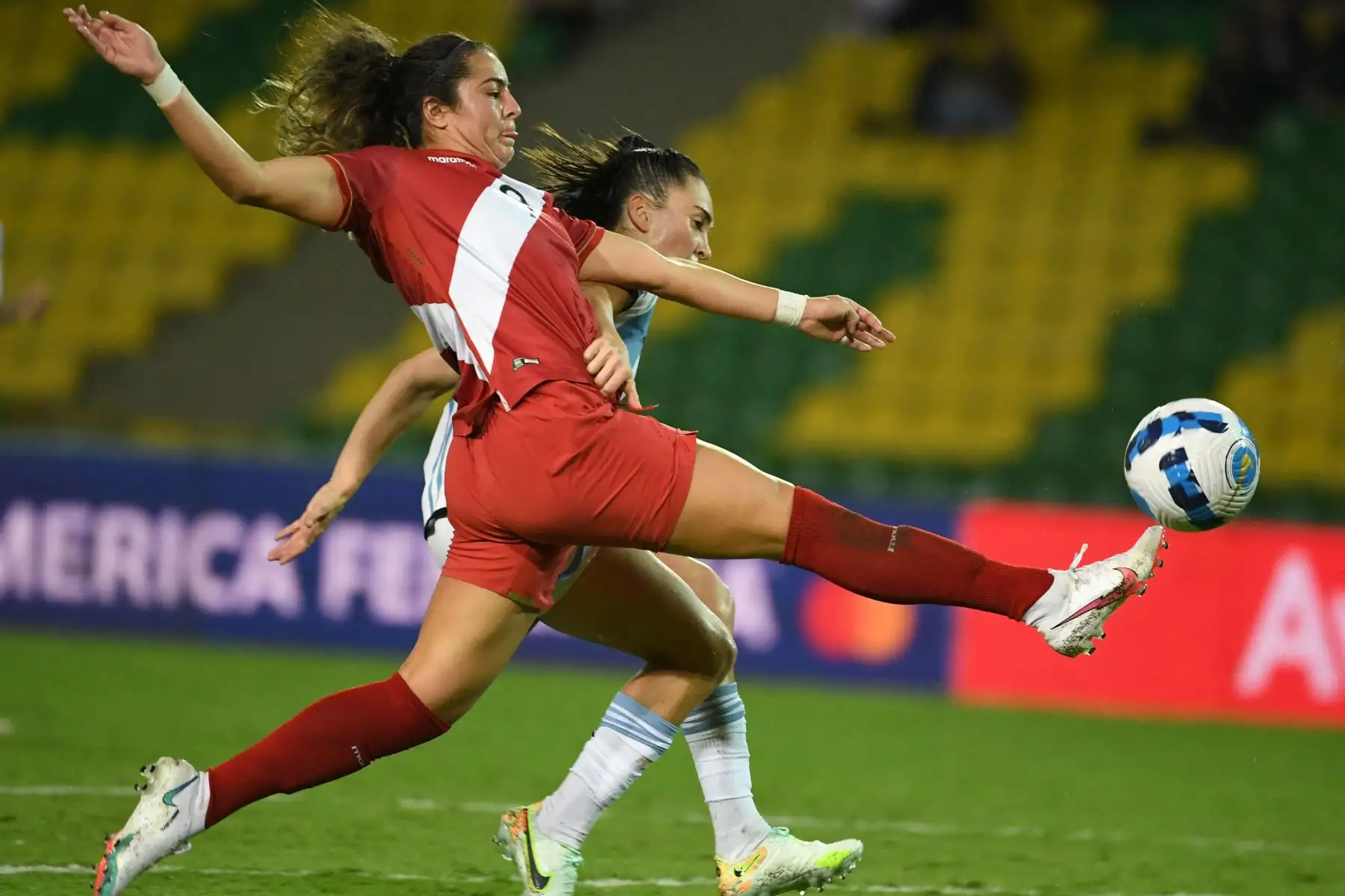 Alexandra Kimball de Perú y Agustina Barroso de Argentina compiten por el balón durante un partido de fútbol de primera ronda de la Copa América Femenina 2022 en el Estadio Centenario en Armenia, Colombia.
Foto: AFP