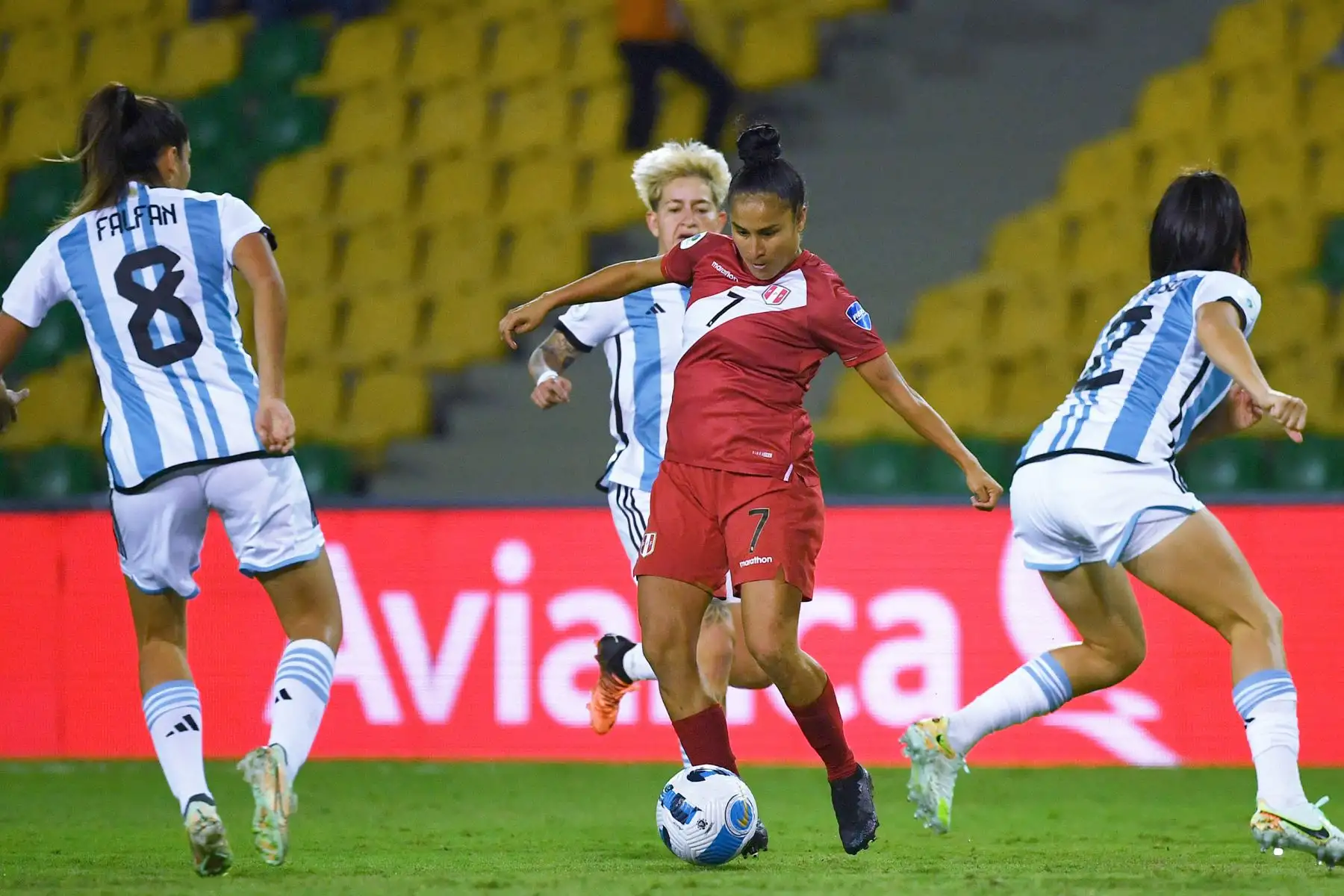 Gladys Dorador de Perú controla el balón durante su partido de fútbol de la primera ronda de la Copa América Femenina contra Argentina en el Estadio Centenario en Armenia, Colombia.
Foto: AFP