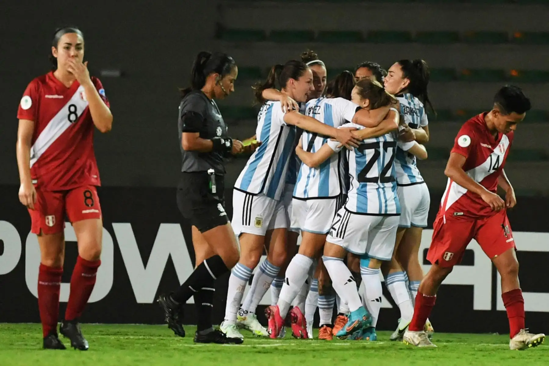 Las jugadoras argentinas celebran después de anotar contra Perú durante su partido de fútbol de la primera ronda de la Copa América Femenina 2022 en el Estadio Centenario en Armenia, Colombia.
Foto: AFP