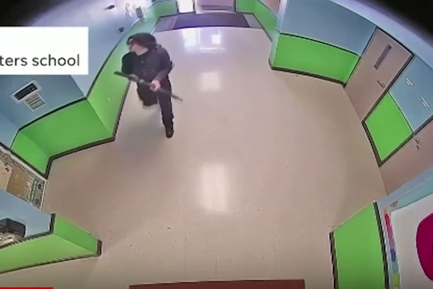El video obtenido por Austin American-Statesman y KVUE muestra al agresor entrando a la escuela Robb y cuando empieza a descargar su rifle. Foto: Captura de pantalla