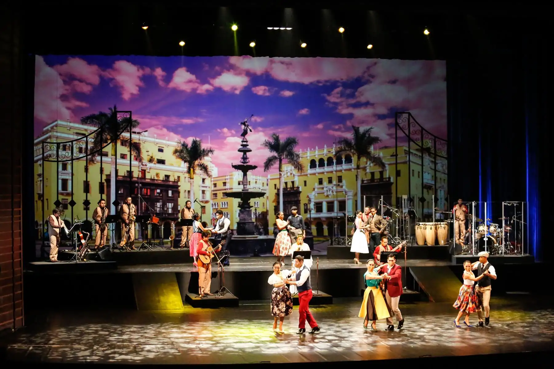 En el marco de la celebración por los 10 años del Gran Teatro Nacional, el ministro de Cultura, Alejandro Salas participa de la función gratuita llamada “Chabuca: aromas de mixtura, espectáculo original del Balle Folclórico Nacional, dirigido por Fabricio Varela.
Foto: ANDINA/ Renato Pajuelo