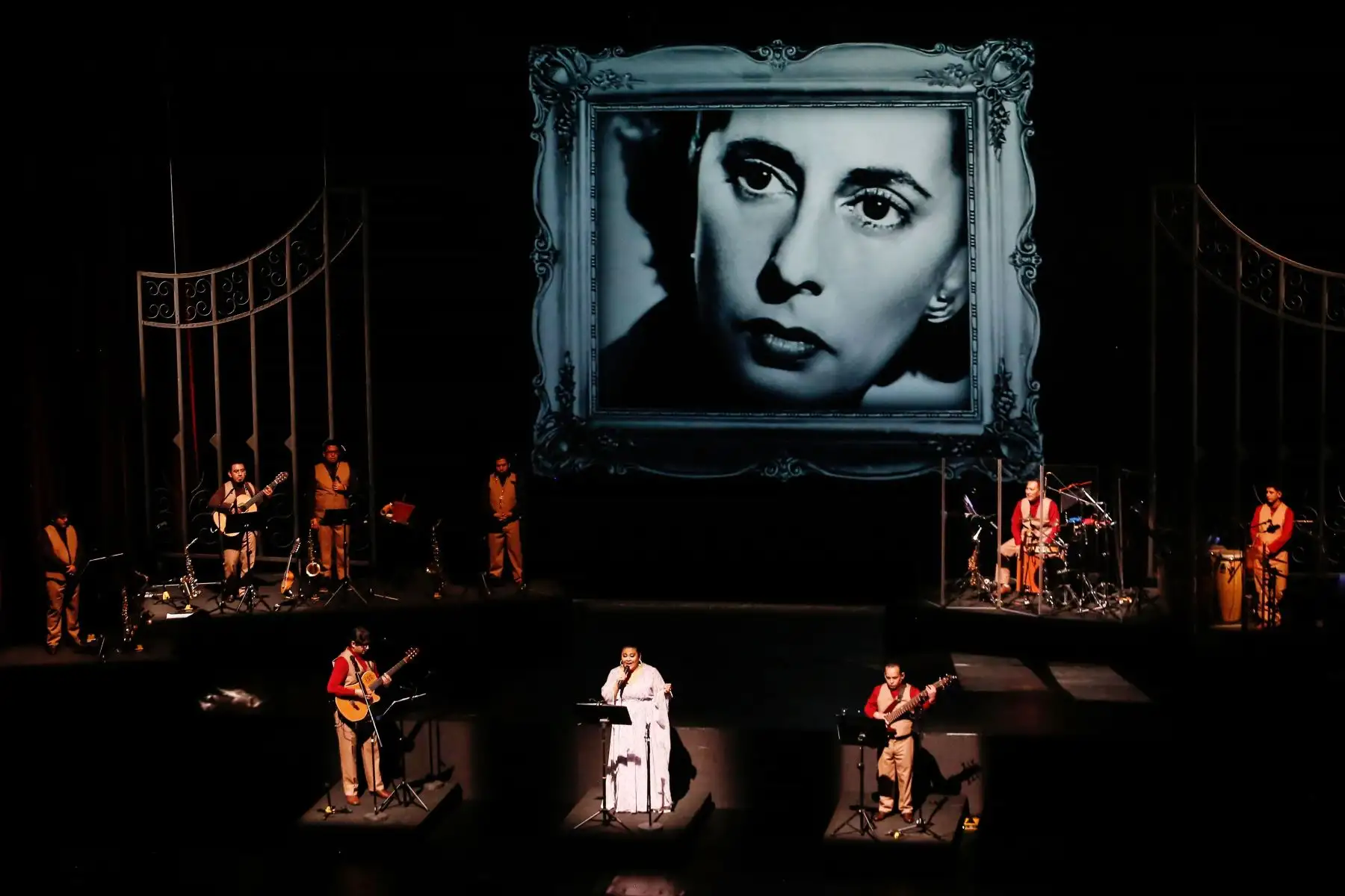 En el marco de la celebración por los 10 años del Gran Teatro Nacional, el ministro de Cultura, Alejandro Salas participa de la función gratuita llamada “Chabuca: aromas de mixtura, espectáculo original del Balle Folclórico Nacional, dirigido por Fabricio Varela.
Foto: ANDINA/ Renato Pajuelo