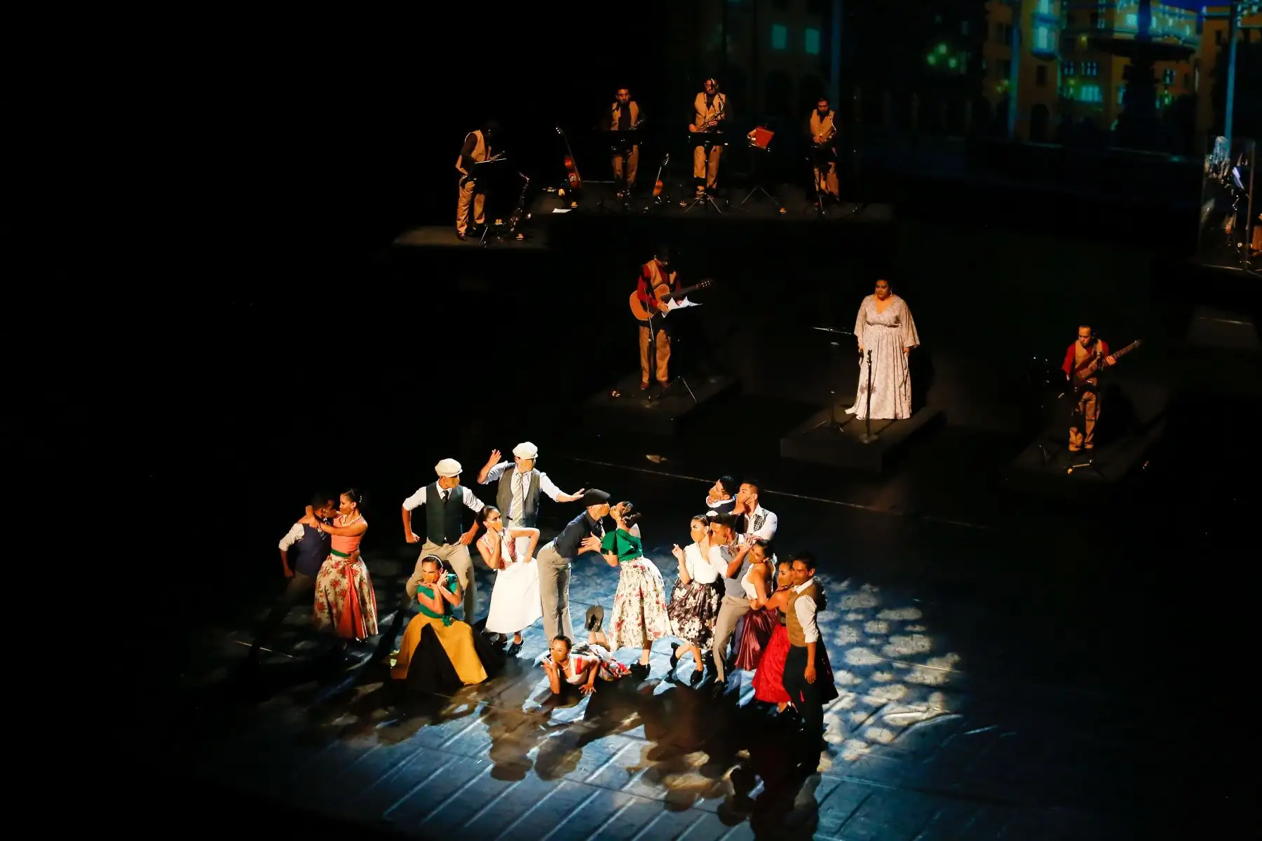 En el marco de la celebración por los 10 años del Gran Teatro Nacional, el ministro de Cultura, Alejandro Salas participa de la función gratuita llamada “Chabuca: aromas de mixtura, espectáculo original del Balle Folclórico Nacional, dirigido por Fabricio Varela.
Foto: ANDINA/ Renato Pajuelo