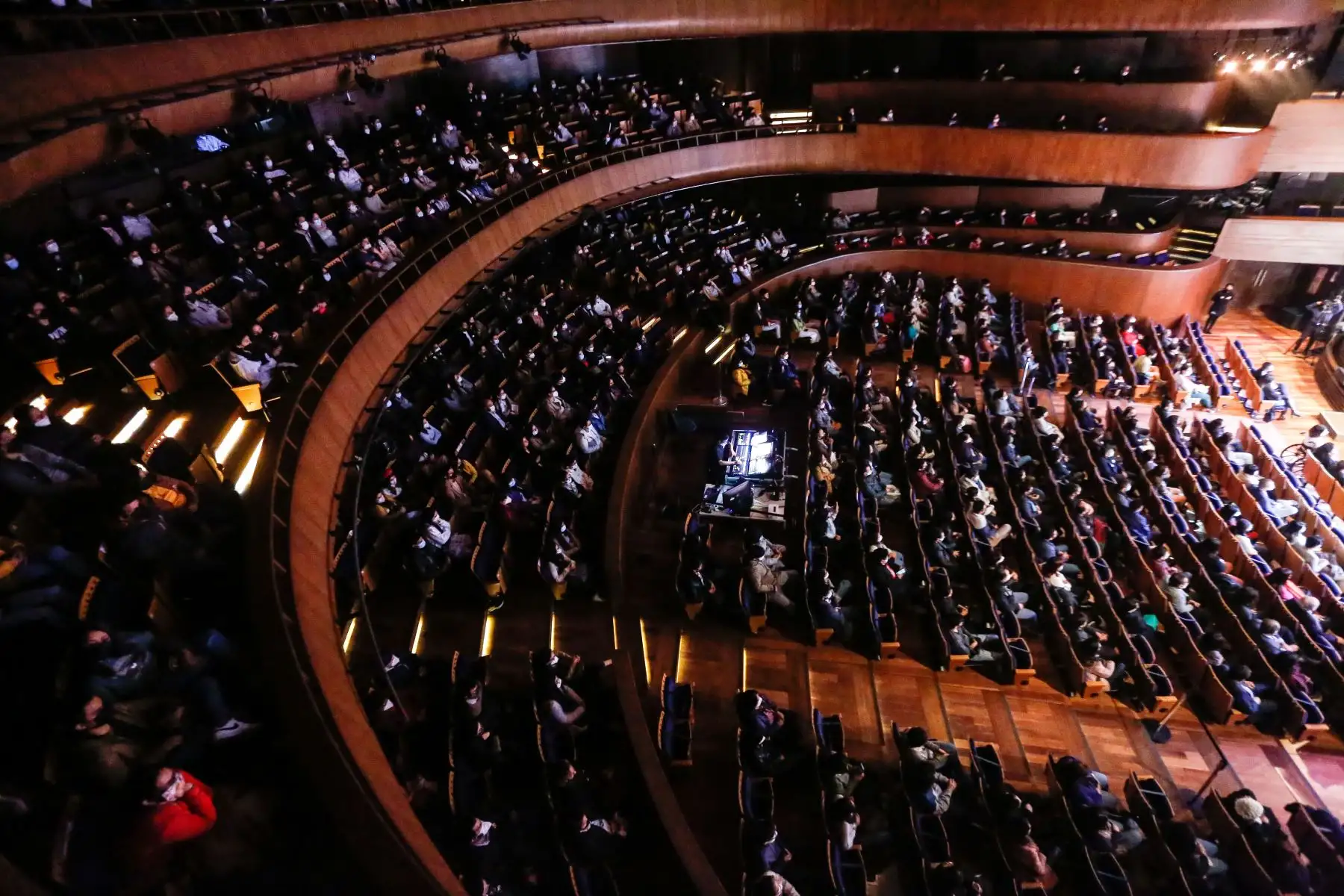 En el marco de la celebración por los 10 años del Gran Teatro Nacional, el ministro de Cultura, Alejandro Salas participa de la función gratuita llamada “Chabuca: aromas de mixtura, espectáculo original del Balle Folclórico Nacional, dirigido por Fabricio Varela.
Foto: ANDINA/ Renato Pajuelo