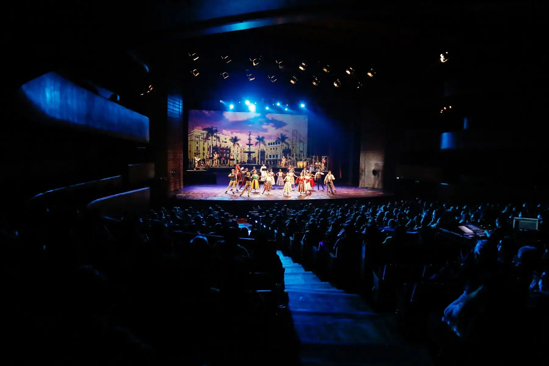 En el marco de la celebración por los 10 años del Gran Teatro Nacional, el ministro de Cultura, Alejandro Salas participa de la función gratuita llamada “Chabuca: aromas de mixtura, espectáculo original del Balle Folclórico Nacional, dirigido por Fabricio Varela.
Foto: ANDINA/ Renato Pajuelo