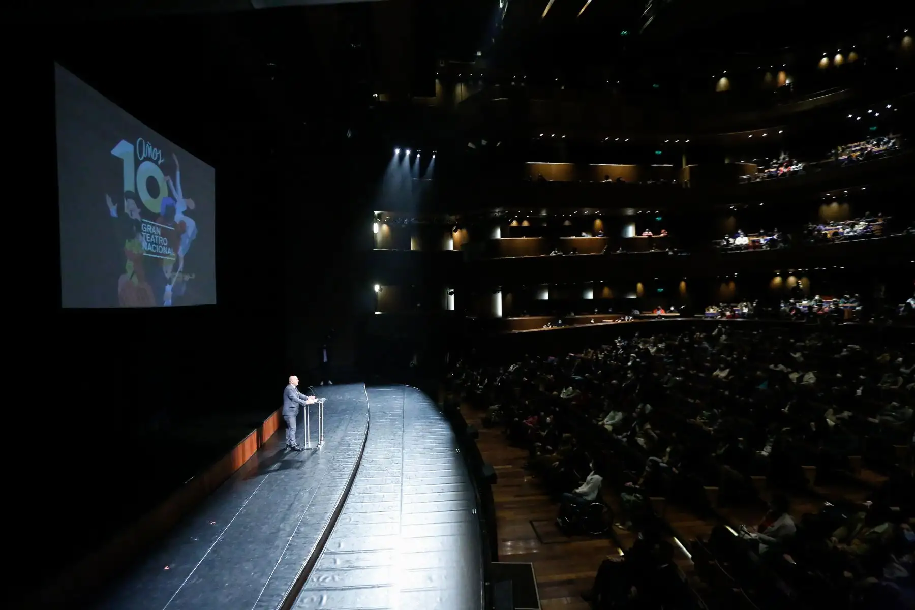 En el marco de la celebración por los 10 años del Gran Teatro Nacional, el ministro de Cultura, Alejandro Salas participa de la función gratuita llamada “Chabuca: aromas de mixtura, espectáculo original del Balle Folclórico Nacional, dirigido por Fabricio Varela.
Foto: ANDINA/ Renato Pajuelo