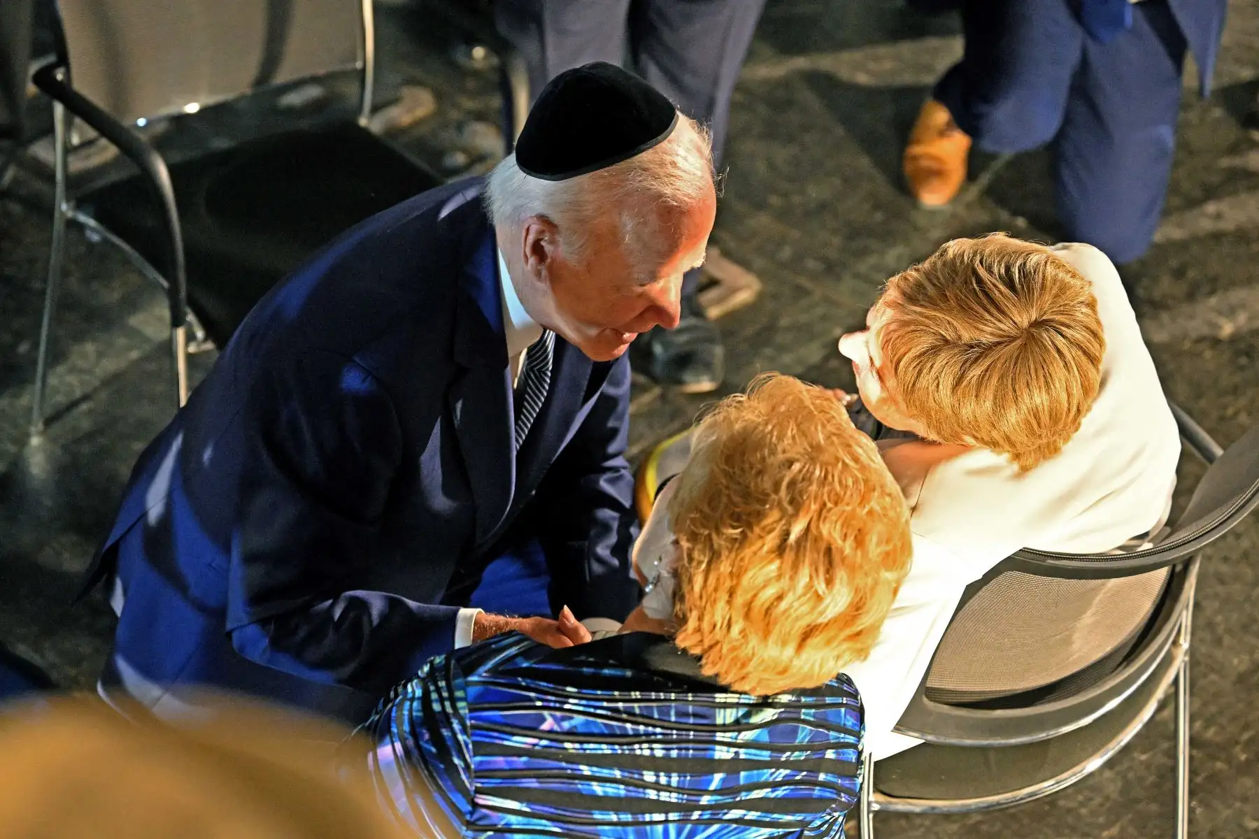 El presidente de los Estados Unidos, Joe Biden, habla con las sobrevivientes del Holocausto Giselle Cycowicz y Rena Quint en el Salón del Recuerdo durante una visita al Centro de Recuerdo del Holocausto Yad Vashem en Jerusalén. Foto: AFP