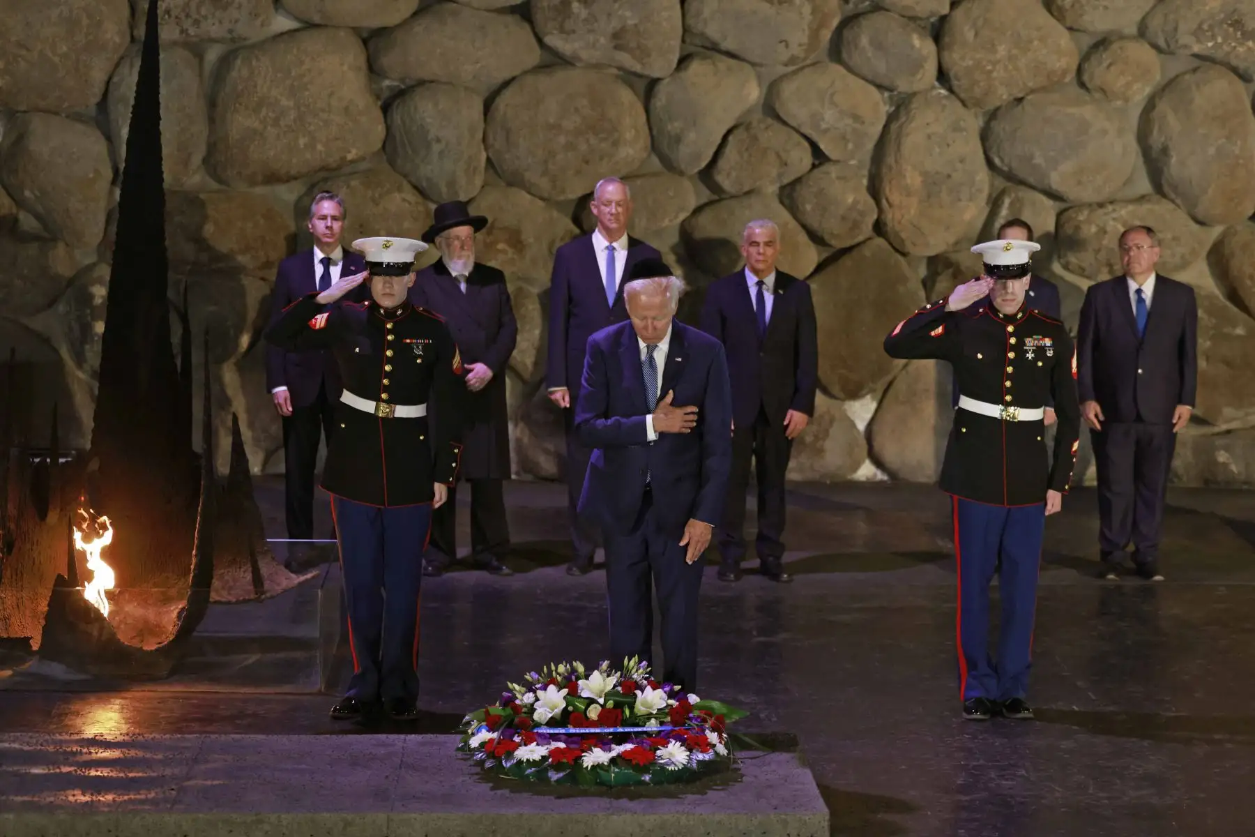 El presidente de los Estados Unidos, Joe Biden, coloca una corona de flores en el Salón del Recuerdo del Museo Conmemorativo del Holocausto Yad Vashem en Jerusalén. Foto: AFP