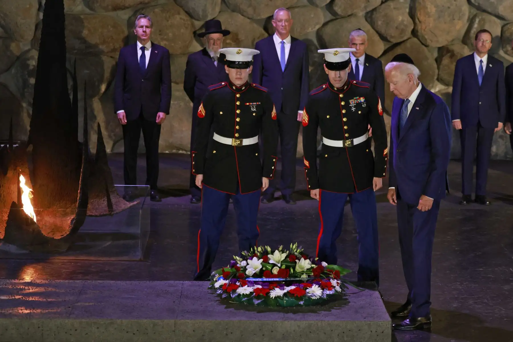 El presidente de los Estados Unidos, Joe Biden, coloca una corona de flores en el Salón del Recuerdo del Museo Conmemorativo del Holocausto Yad Vashem en Jerusalén. Foto: AFP