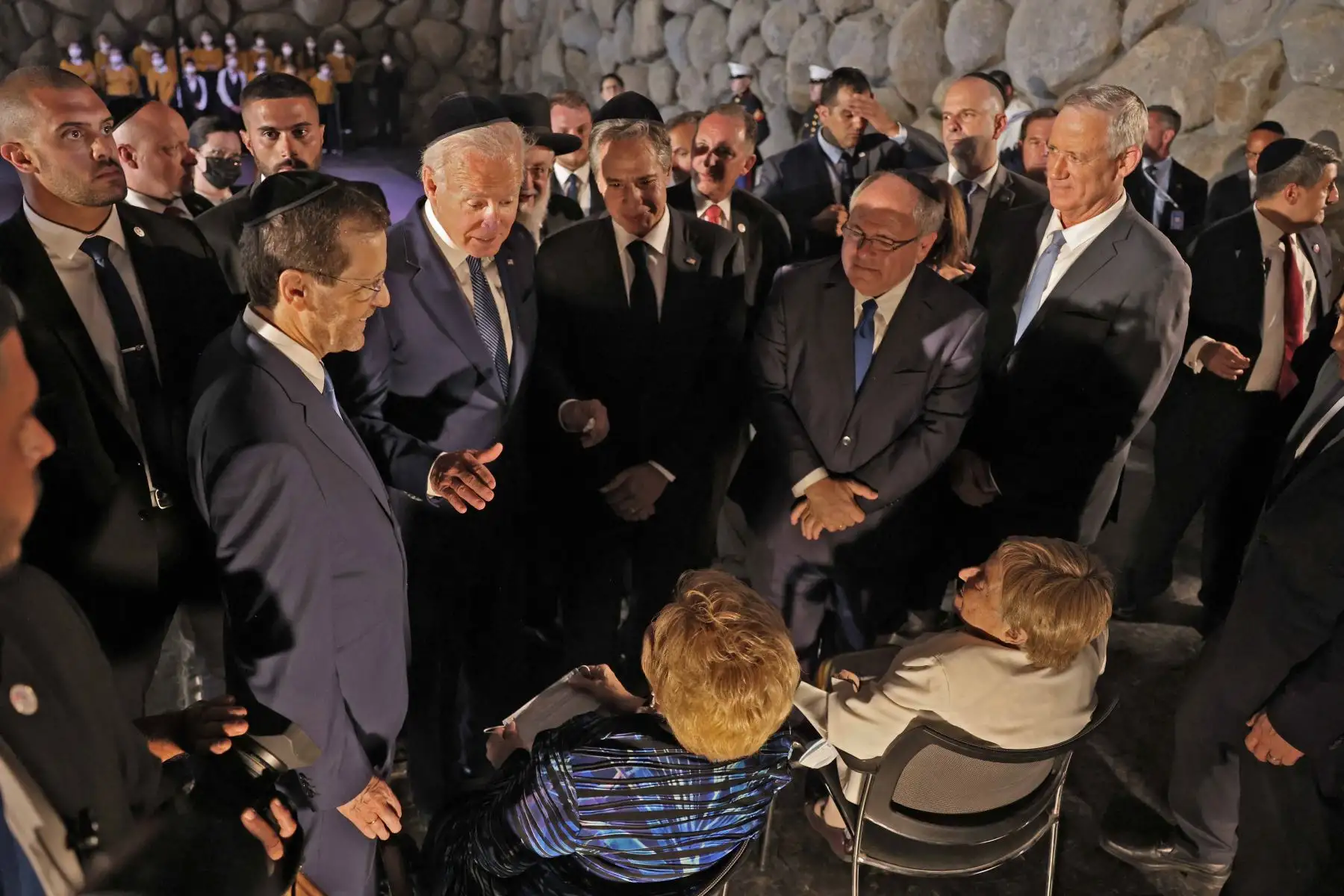 El presidente de los Estados Unidos, Joe Biden, habla con las sobrevivientes del Holocausto Giselle Cycowicz y Rena Quint en el Salón del Recuerdo durante una visita al Centro de Recuerdo del Holocausto Yad Vashem en Jerusalén. Foto: AFP