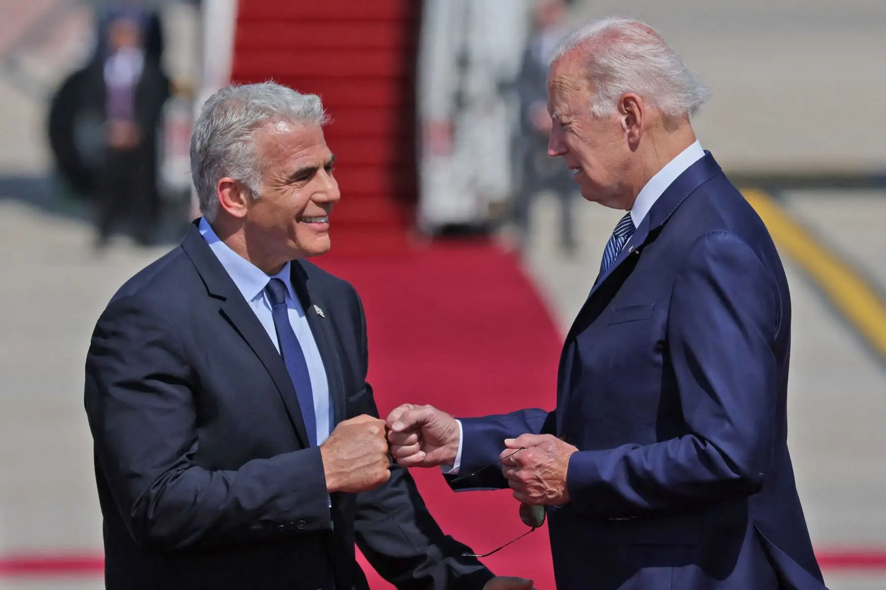 El presidente de los Estados Unidos, Joe Biden, choca los puños con el primer ministro interino de Israel, Yair Lapid, luego de su llegada al aeropuerto Ben Gurion en Lod, cerca de Tel Aviv. Foto: AFP