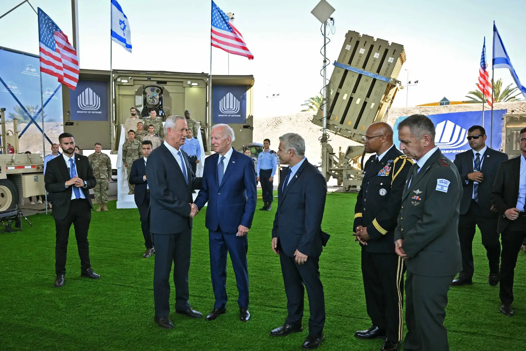 El presidente de EE. UU., Joe Biden, le da la mano al ministro de Defensa de Israel, Benny Gantz, mientras realizan una gira con el primer ministro interino, Yair Lapid, el agregado de defensa de EE. UU. en Israel, el general de brigada Shawn A. Harris, y El jefe de personal del ejército israelí, Aviv Kohavi, los sistemas de defensa aérea de Israel en el aeropuerto Ben Gurion. Foto: AFP