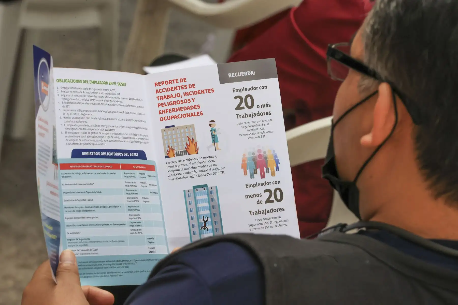 El equipo de Sunafil, encabezado por el superintendente, Víctor Loyola, en conjunto con los bomberos, la Dirección Regional de Salud y representantes de otras instituciones, realizaron una jornada de orientación y asistencia técnica destinada a comerciantes y emprendedores de la galería “Hermanos Guizado Unicentro” ubicada en el emporio comercial Las Malvinas, con el fin de evitar accidentes y que conozcan sus derechos laborales. Foto: ANDINA/Andrés Valle