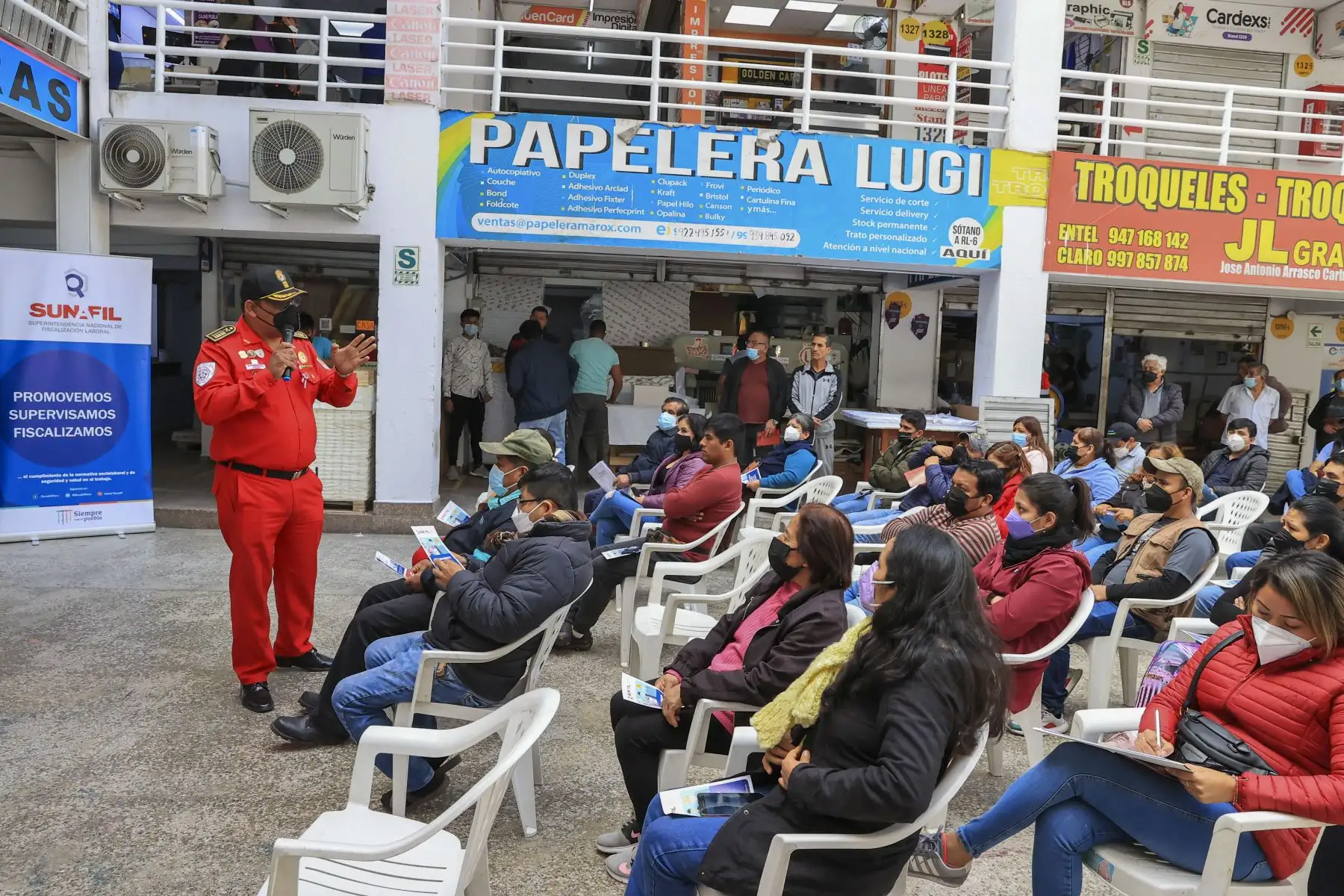 El equipo de Sunafil, encabezado por el superintendente, Víctor Loyola, en conjunto con los bomberos, la Dirección Regional de Salud y representantes de otras instituciones, realizaron una jornada de orientación y asistencia técnica destinada a comerciantes y emprendedores de la galería “Hermanos Guizado Unicentro” ubicada en el emporio comercial Las Malvinas, con el fin de evitar accidentes y que conozcan sus derechos laborales. Foto: ANDINA/Andrés Valle