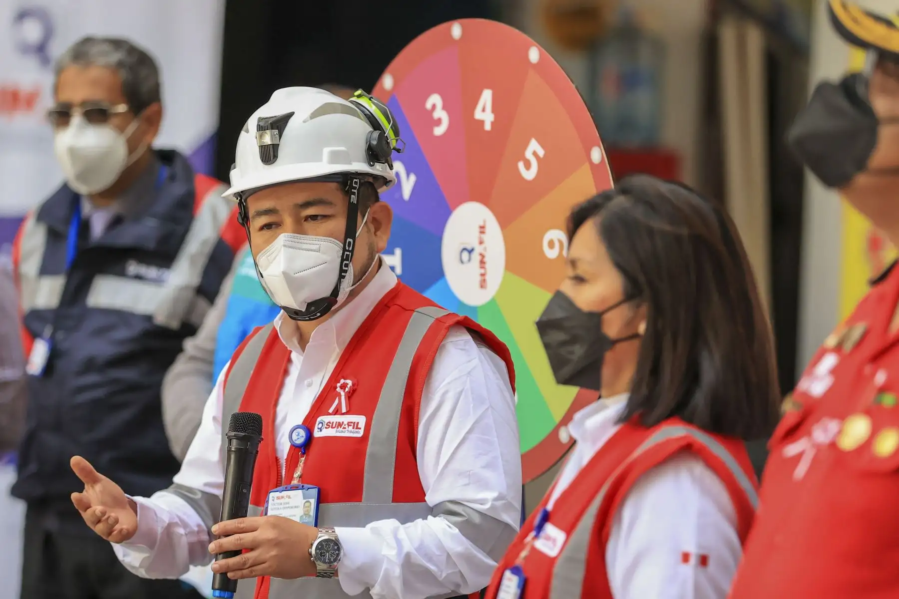 El equipo de Sunafil, encabezado por el superintendente, Víctor Loyola, en conjunto con los bomberos, la Dirección Regional de Salud y representantes de otras instituciones, realizaron una jornada de orientación y asistencia técnica destinada a comerciantes y emprendedores de la galería “Hermanos Guizado Unicentro” ubicada en el emporio comercial Las Malvinas, con el fin de evitar accidentes y que conozcan sus derechos laborales. Foto: ANDINA/Andrés Valle